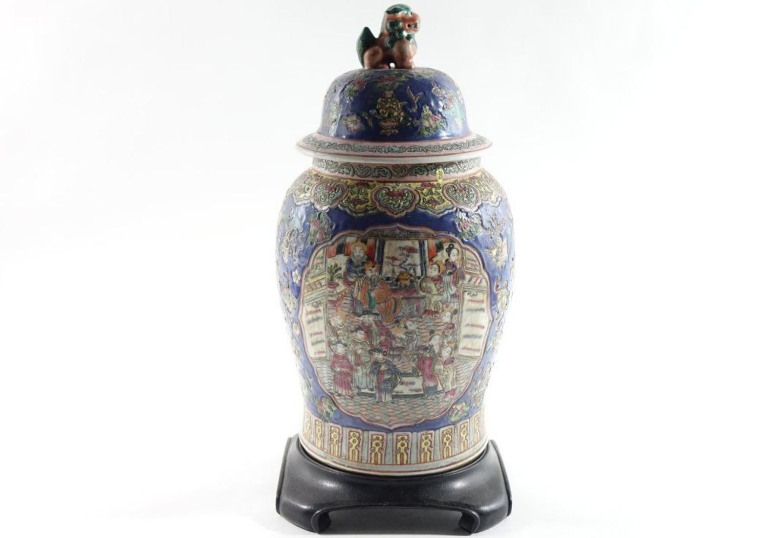 Paar große antike chinesische Porzellanurnen mit Löwendeckel und Stand aus Holz im Angebot 6
