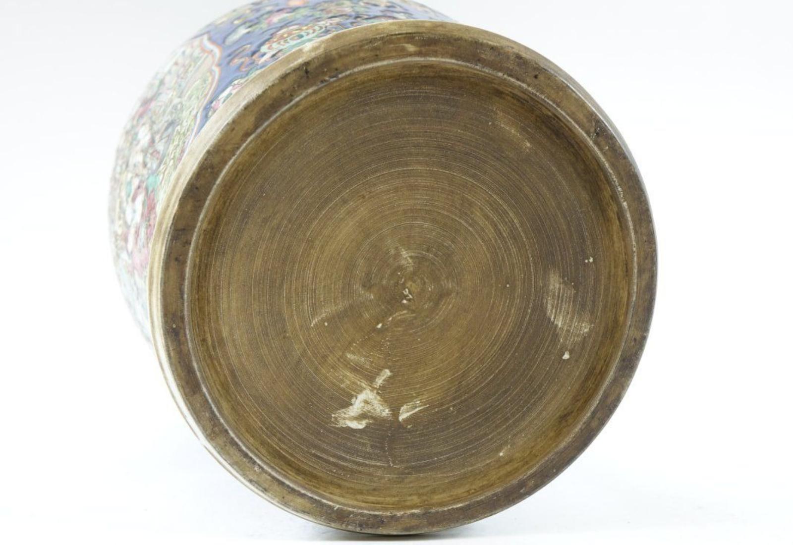 Paire de grandes urnes anciennes en porcelaine de Chine avec couvercle en forme de lion et Stand en Wood en vente 6
