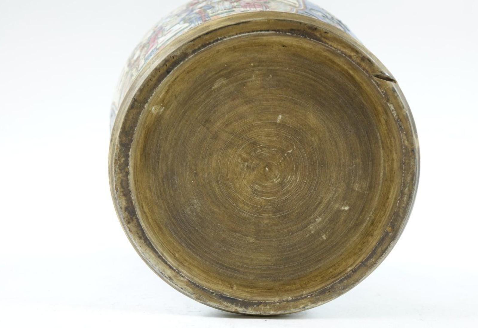 Paire de grandes urnes anciennes en porcelaine de Chine avec couvercle en forme de lion et Stand en Wood en vente 7