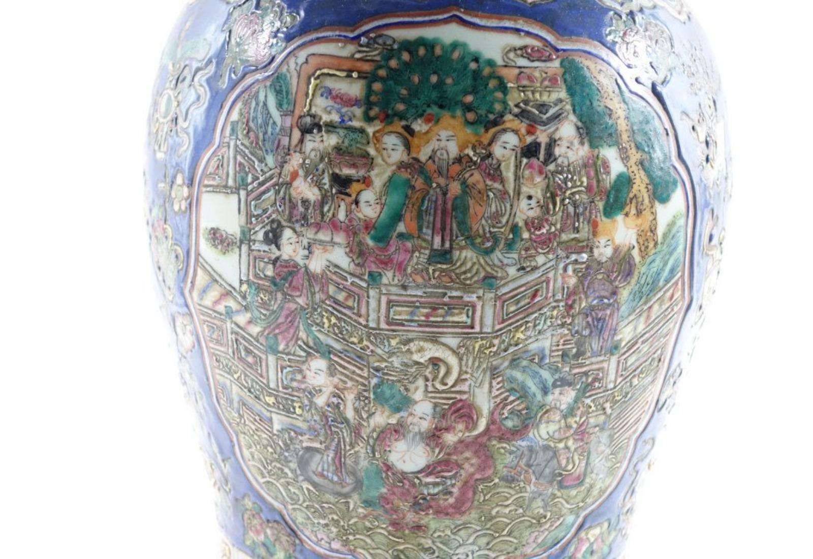 Paire d'urnes anciennes en porcelaine de Chine, avec des détails peints très fins sur les urnes. Il présente une variété de couleurs, principalement un bleu profond et vibrant, du jaune et d'autres couleurs vives. 22
