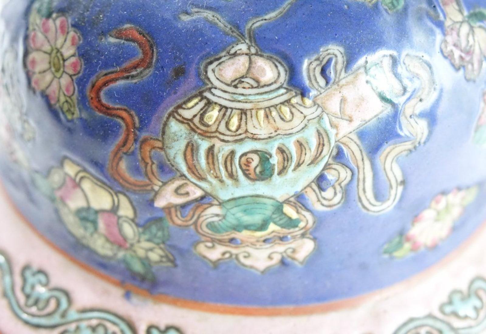 Paire de grandes urnes anciennes en porcelaine de Chine avec couvercle en forme de lion et Stand en Wood Bon état - En vente à Newmanstown, PA
