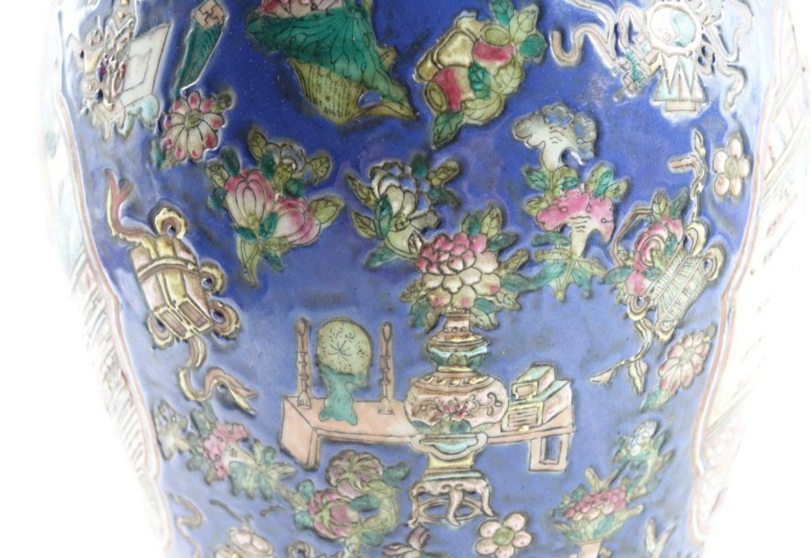 Porcelaine Paire de grandes urnes anciennes en porcelaine de Chine avec couvercle en forme de lion et Stand en Wood en vente