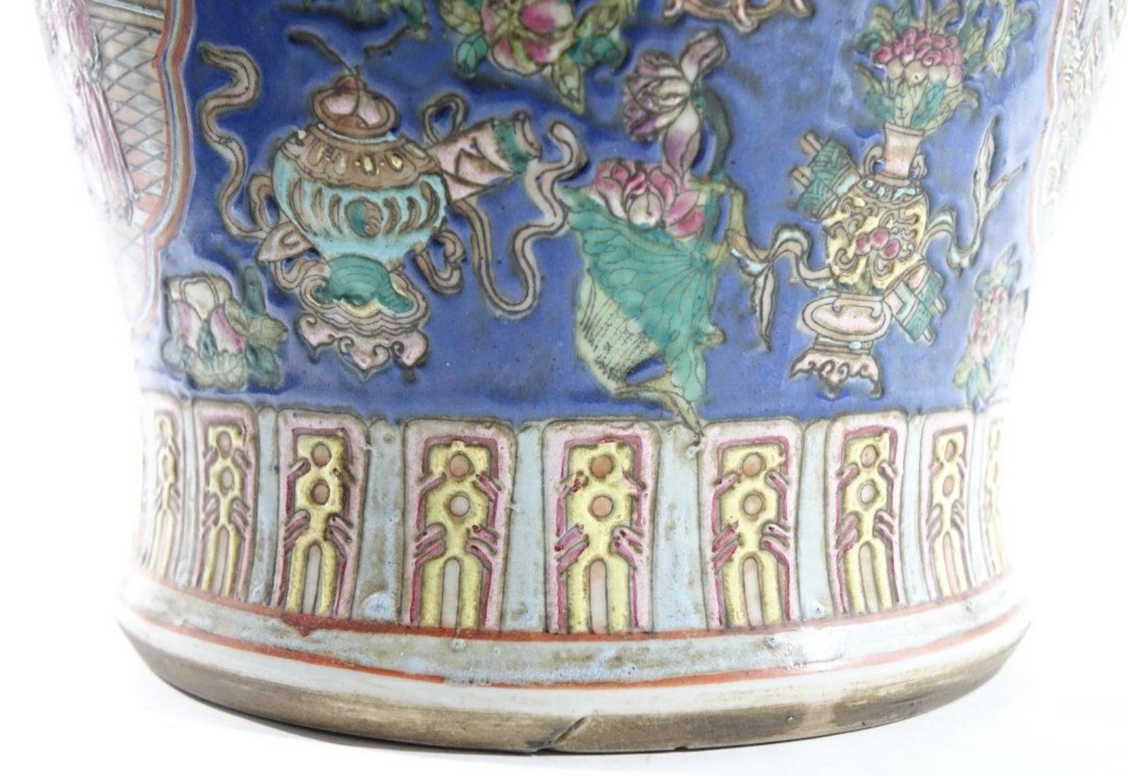 Paar große antike chinesische Porzellanurnen mit Löwendeckel und Stand aus Holz im Angebot 4