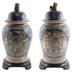 Pareja de grandes urnas antiguas de porcelana china con tapa de león y soporte de madera
