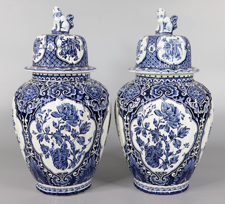Pair of Large Antique Dutch Delft Lidded Ginger Jars Vases In Good Condition For Sale In Pearland, TX