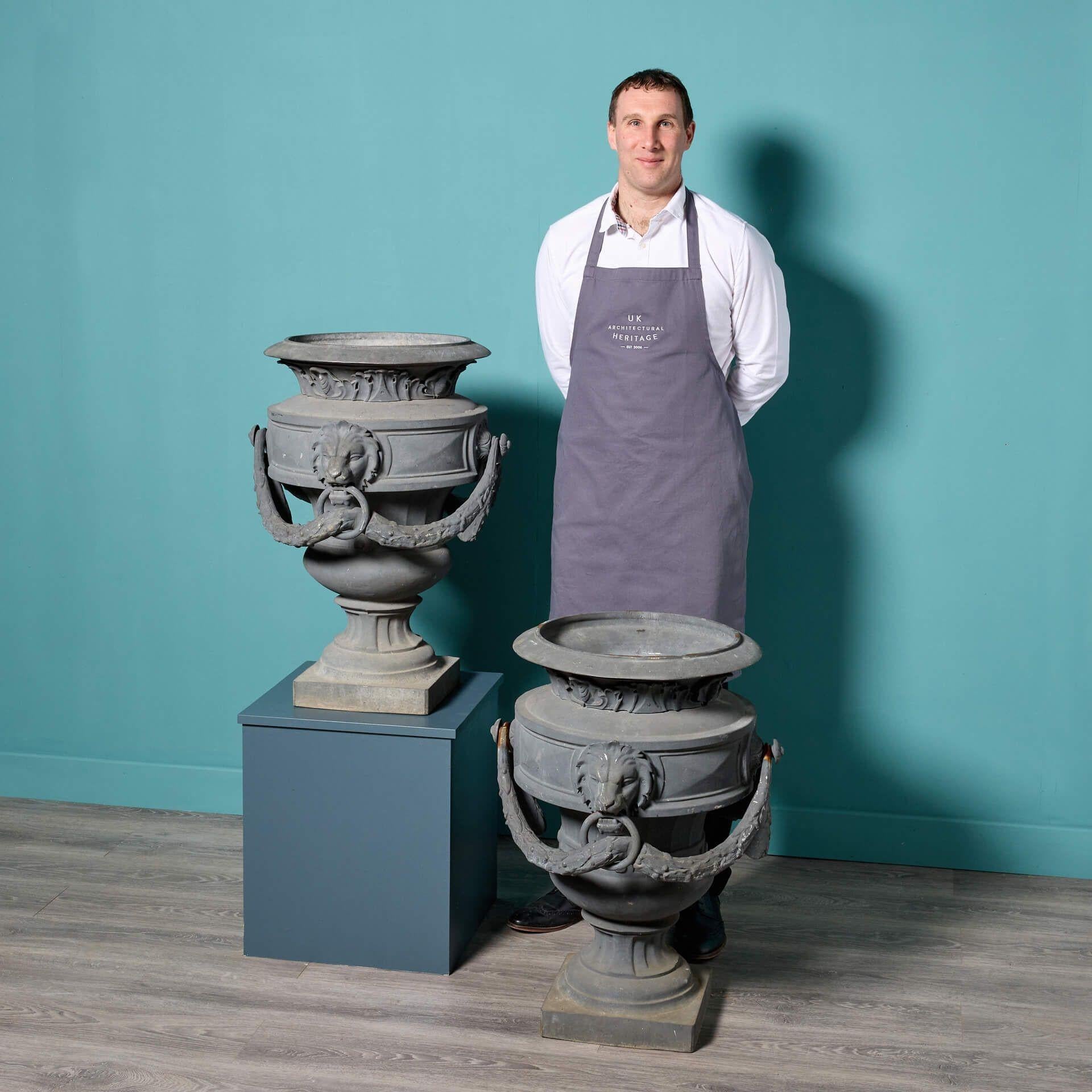 Une impressionnante paire de grandes urnes en fonte de style Empire, assorties, avec une finition de type bronze ; parfaites pour apporter grandeur et magnificence à un hall d'entrée spacieux ou à une cour de jardin. Ces urnes sont d'une taille très