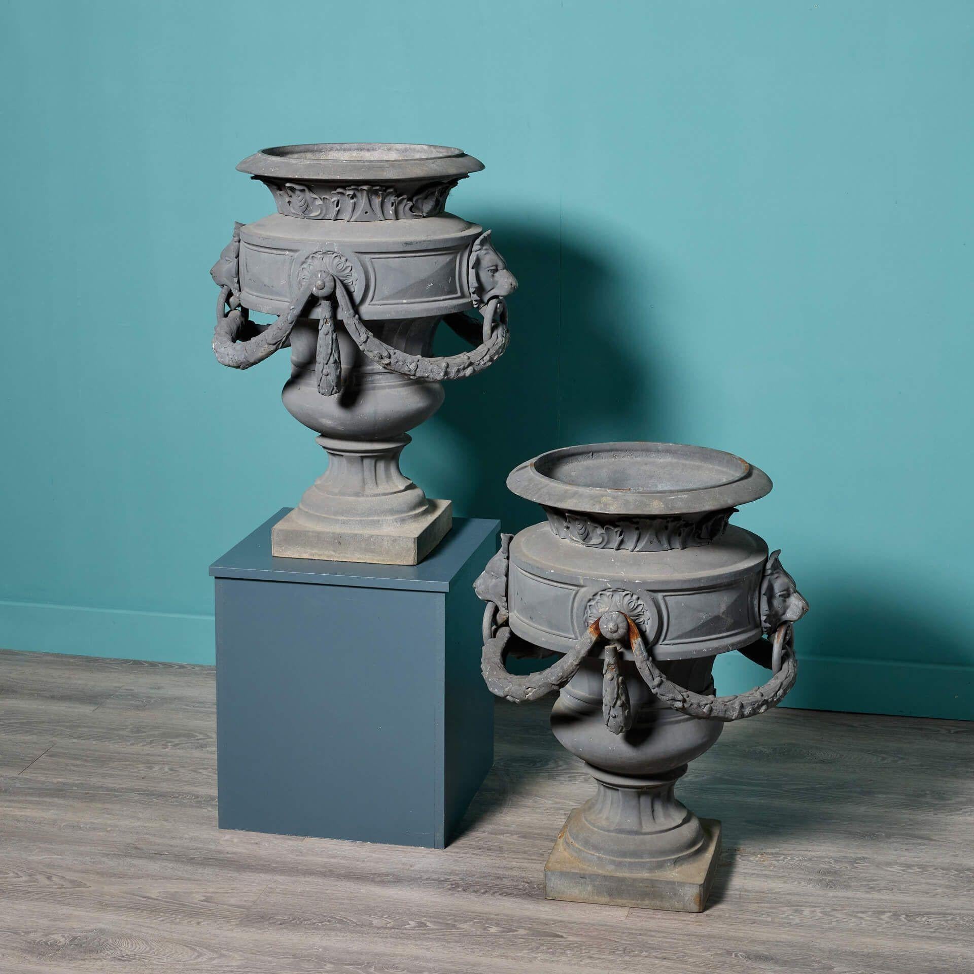 Édouardien Paire de grandes urnes anciennes en fonte de style Empire en vente