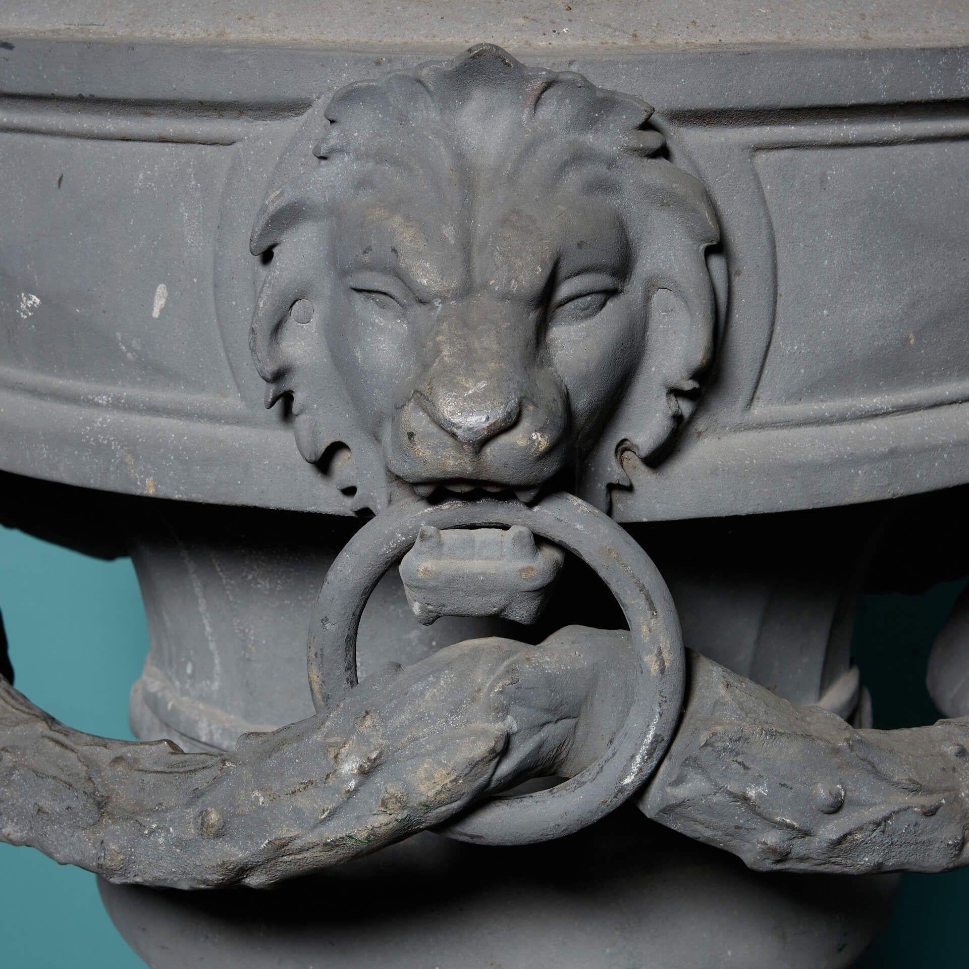 Anglais Paire de grandes urnes anciennes en fonte de style Empire en vente