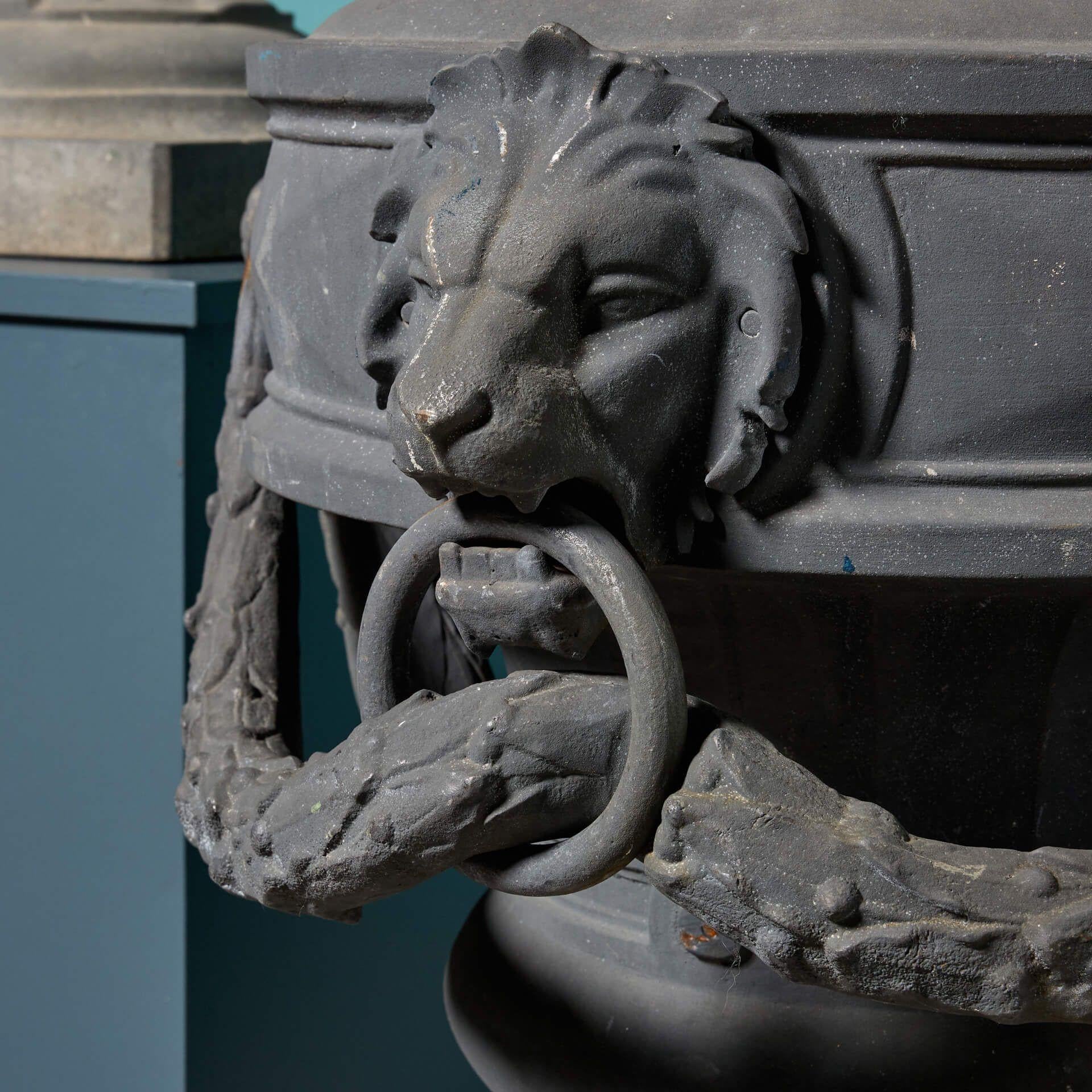 20ième siècle Paire de grandes urnes anciennes en fonte de style Empire en vente