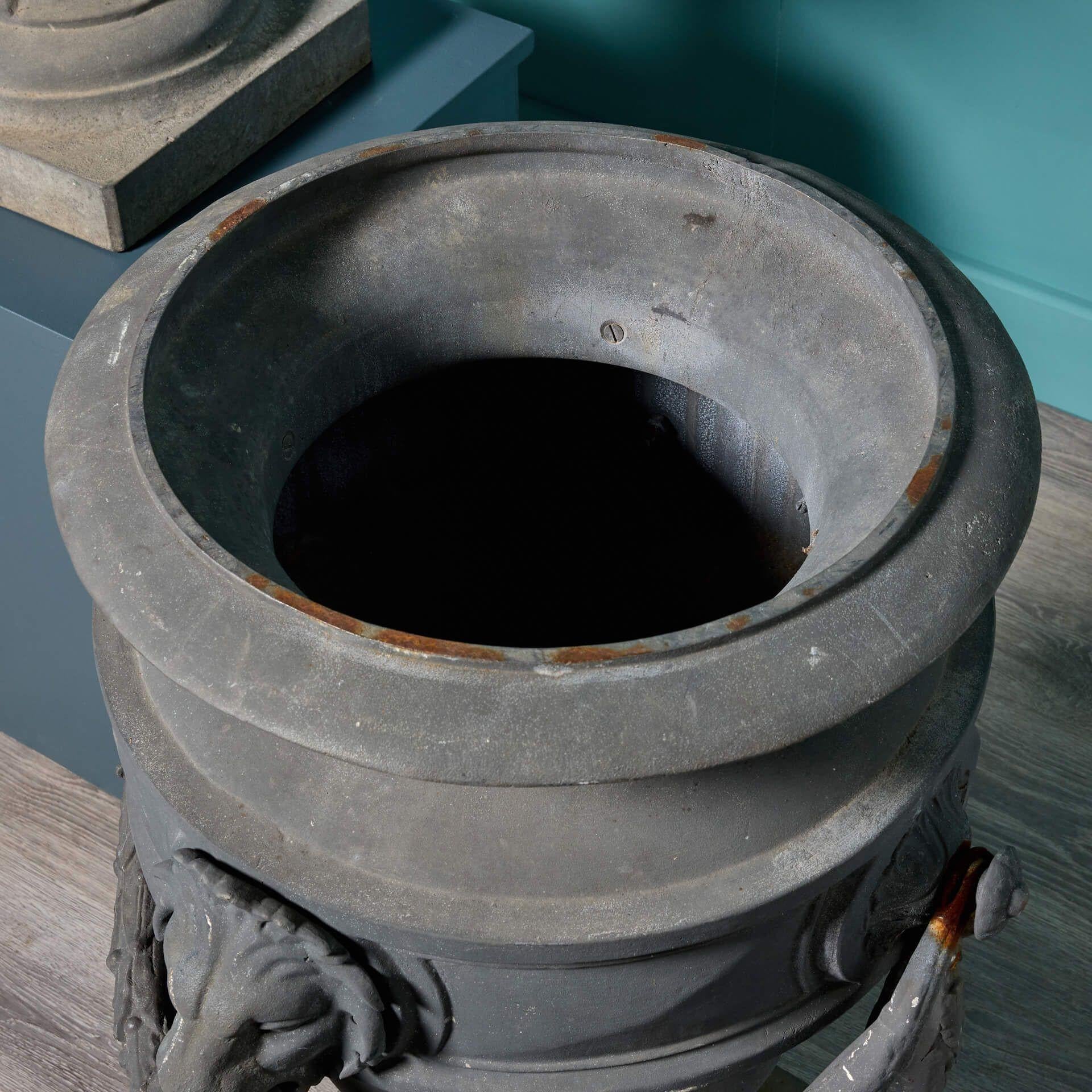 Paire de grandes urnes anciennes en fonte de style Empire en vente 1