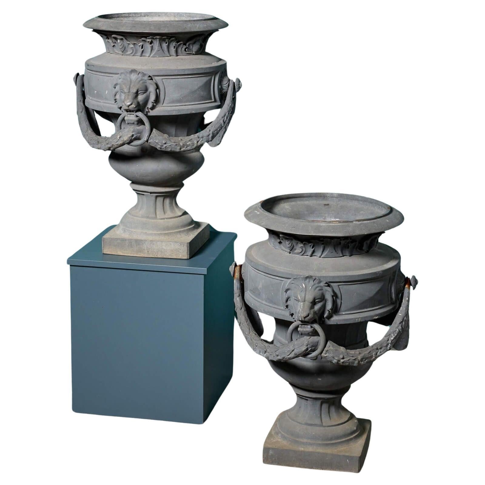 Paire de grandes urnes anciennes en fonte de style Empire en vente