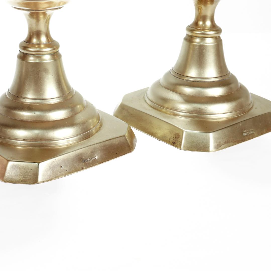 Paire de grands chandeliers anglais anciens en forme de ruche en laiton en vente 5