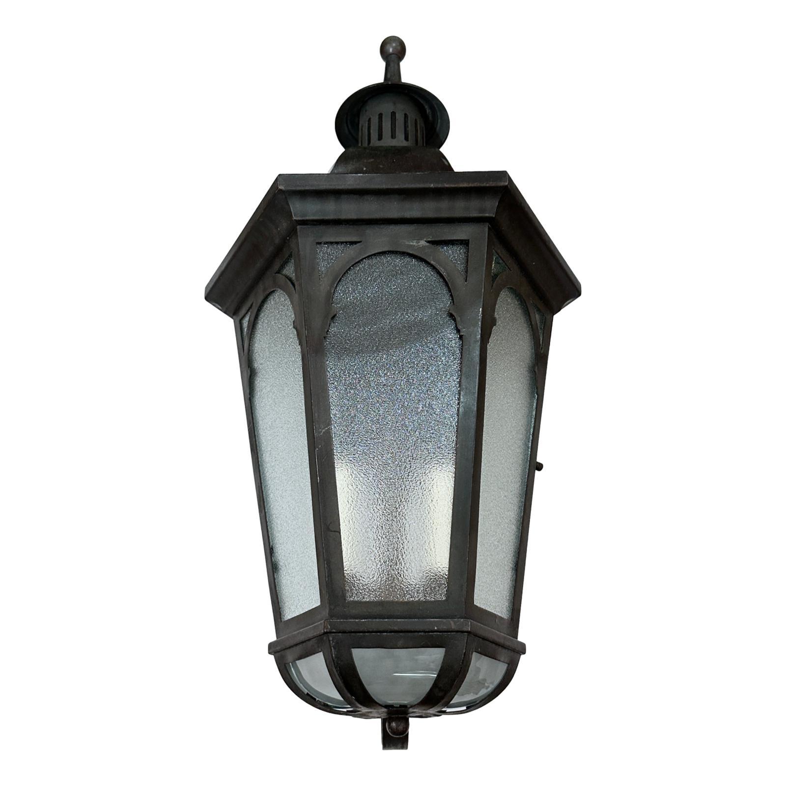 Coppia di lanterne da parete in bronzo inglese del 1920 circa con luci interne.

Misure:
Altezza: 31