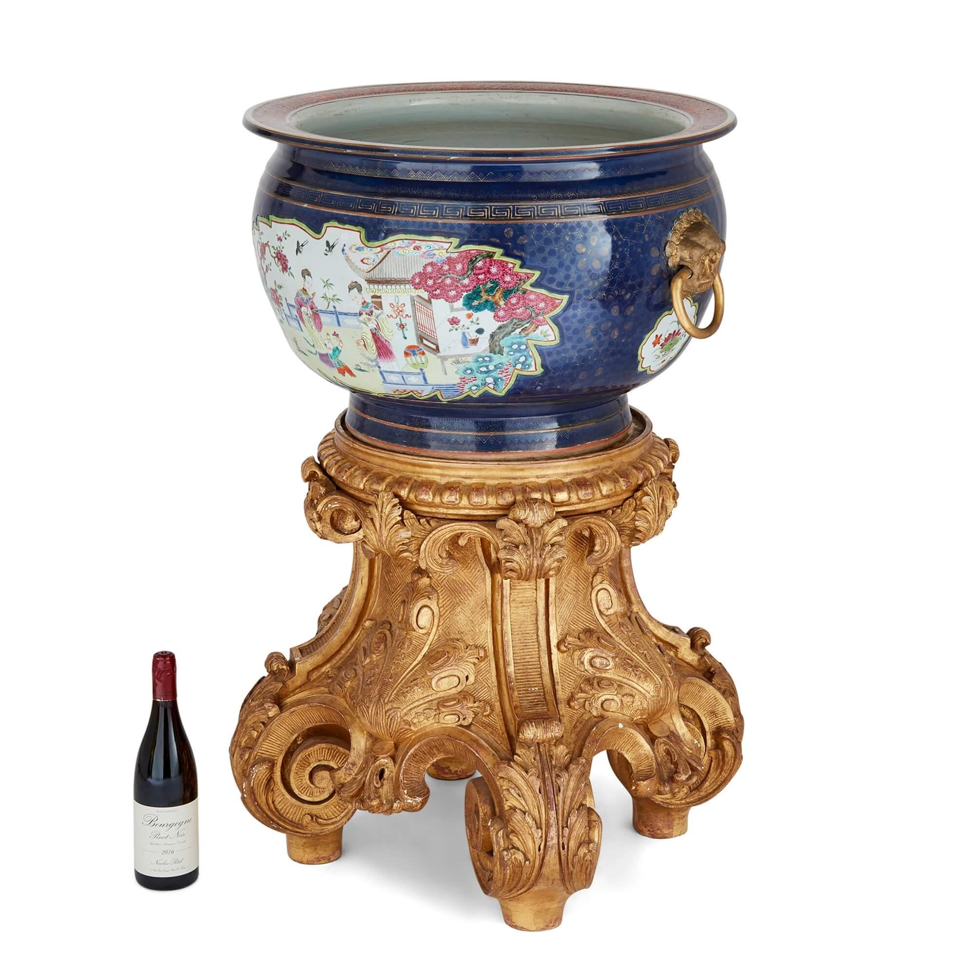 Pareja de grandes peceras antiguas de porcelana Famille-Rose con soportes de madera dorada Porcelana en venta