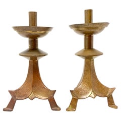 Pareja de grandes candelabros antiguos franceses de latón estilo pagoda de Chinoiserie