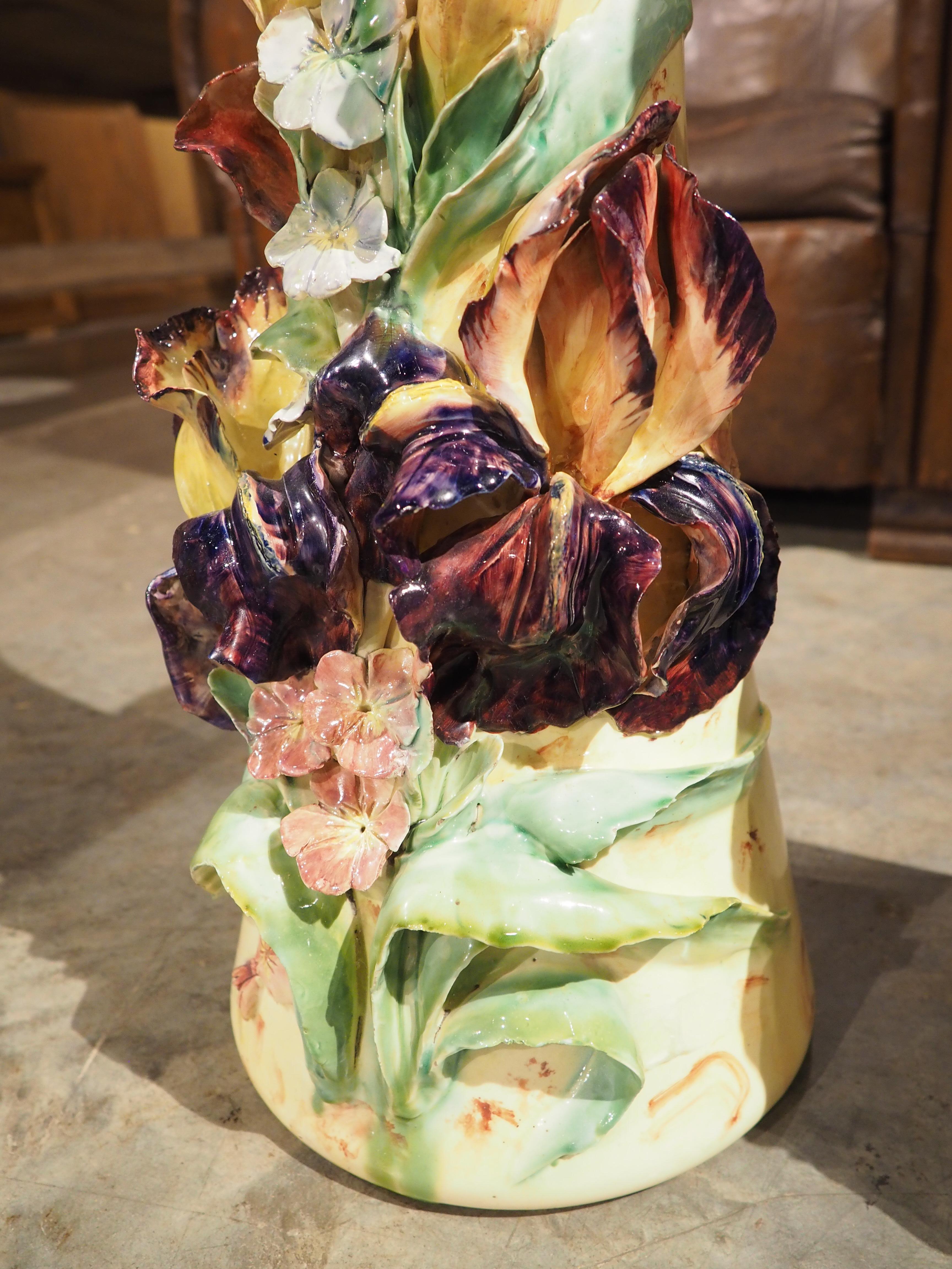 Exquise paire de vases français en Barbotine datant d'environ 1890, chaque vase a été orné d'un magnifique ensemble de fleurs fines comme du papier qui s'étendent au-delà du corps principal. Les vases statuaires, qui mesurent près de deux pieds de