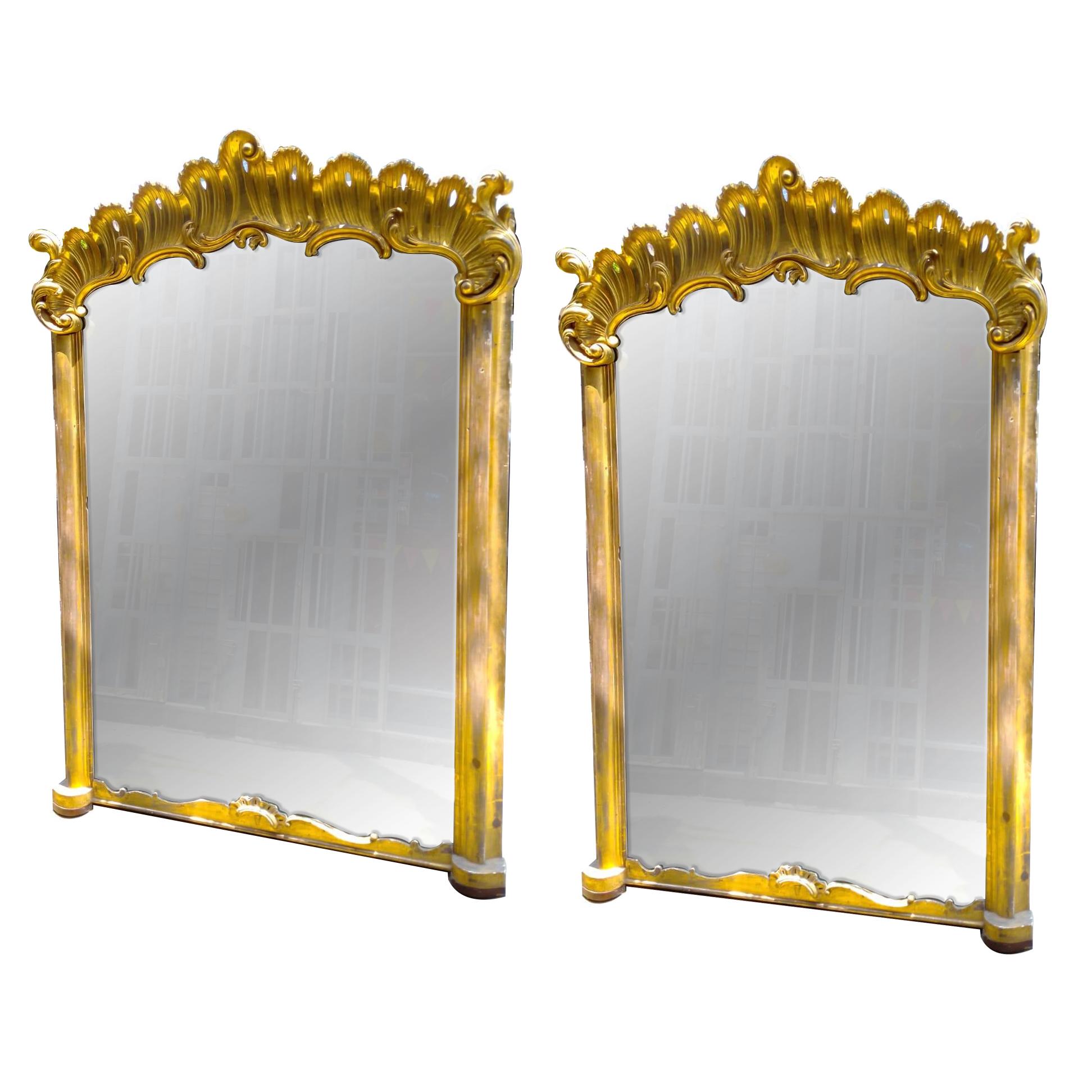 Paire de grands miroirs français en bois doré datant de 1900, avec finition dorée d'origine et dos en bois. Vendu par paire.

Mesures :
Hauteur 7 pieds 5