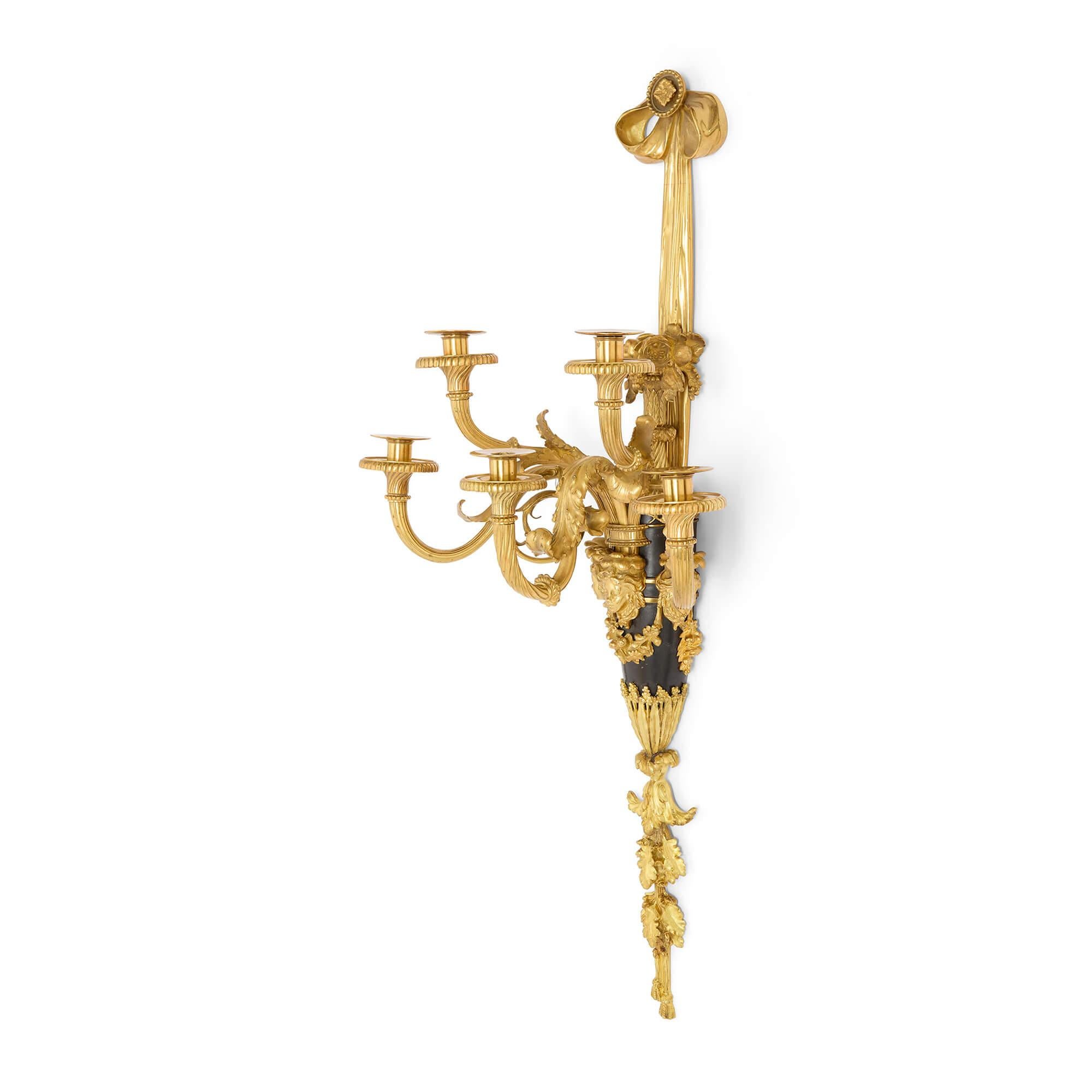 Louis XVI Paire de grandes lampes murales en bronze doré d'après François Rémond en vente