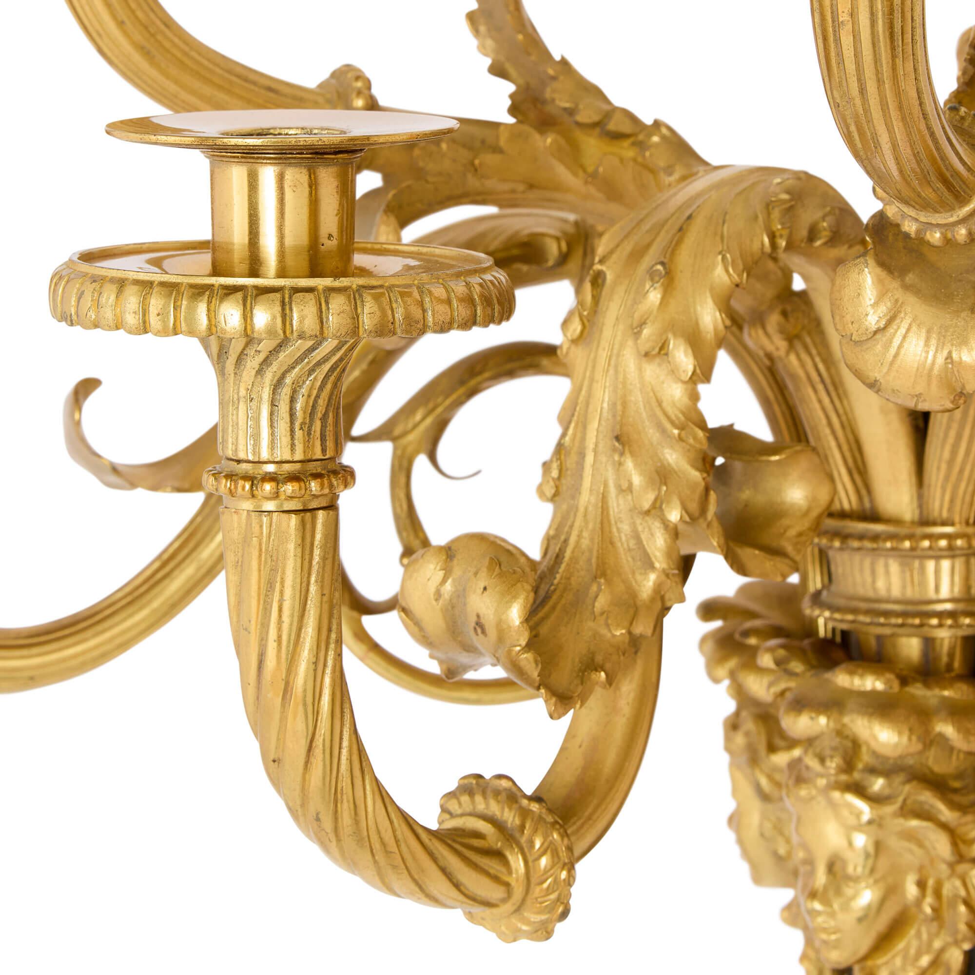 Moulage Paire de grandes lampes murales en bronze doré d'après François Rémond en vente