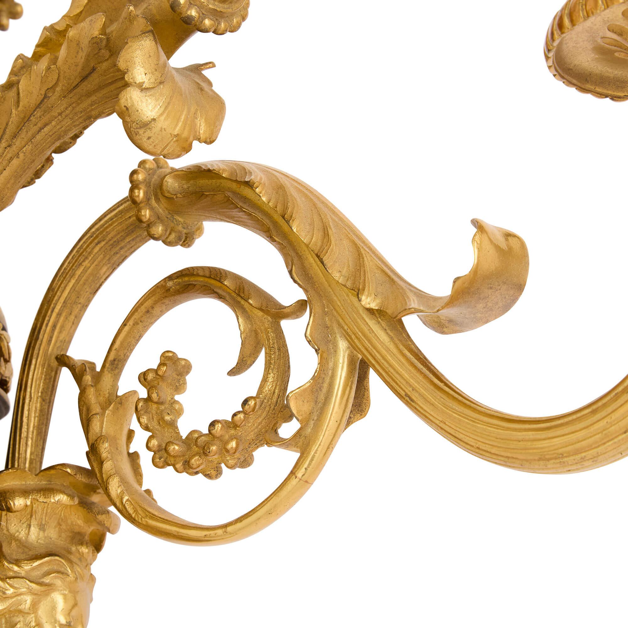 Paire de grandes lampes murales en bronze doré d'après François Rémond Bon état - En vente à London, GB