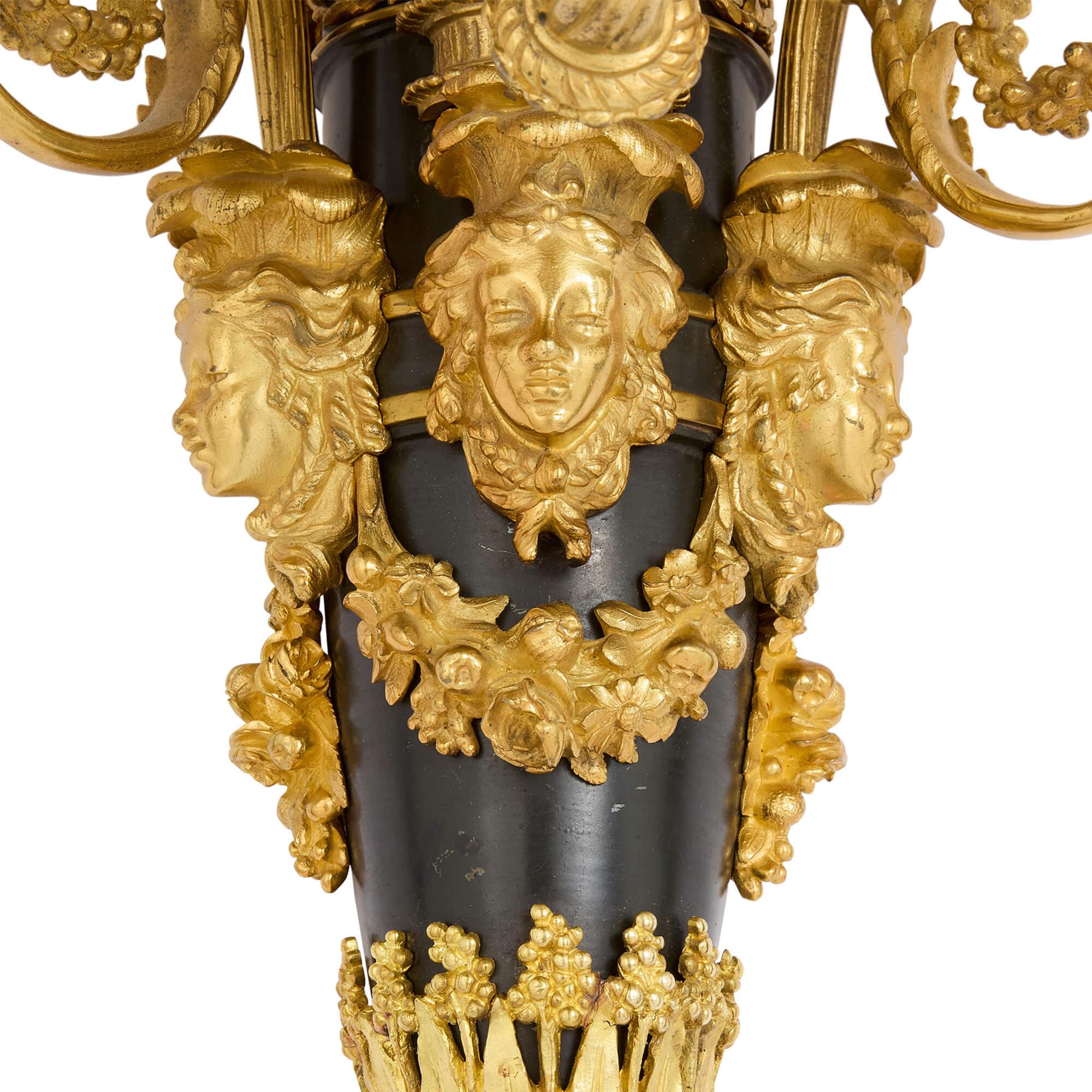 Bronze Paire de grandes lampes murales en bronze doré d'après François Rémond en vente