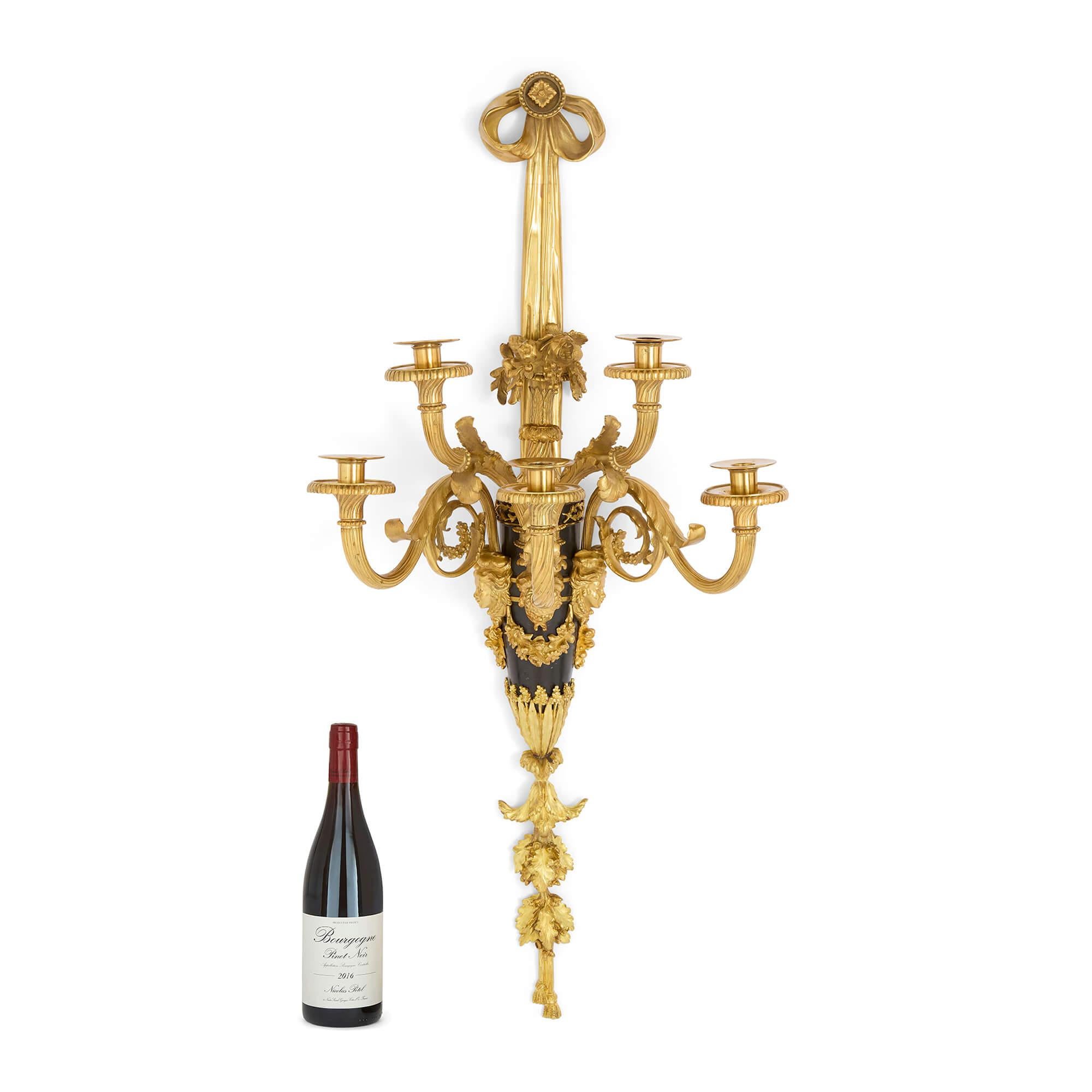 Paire de grandes lampes murales en bronze doré d'après François Rémond en vente 1