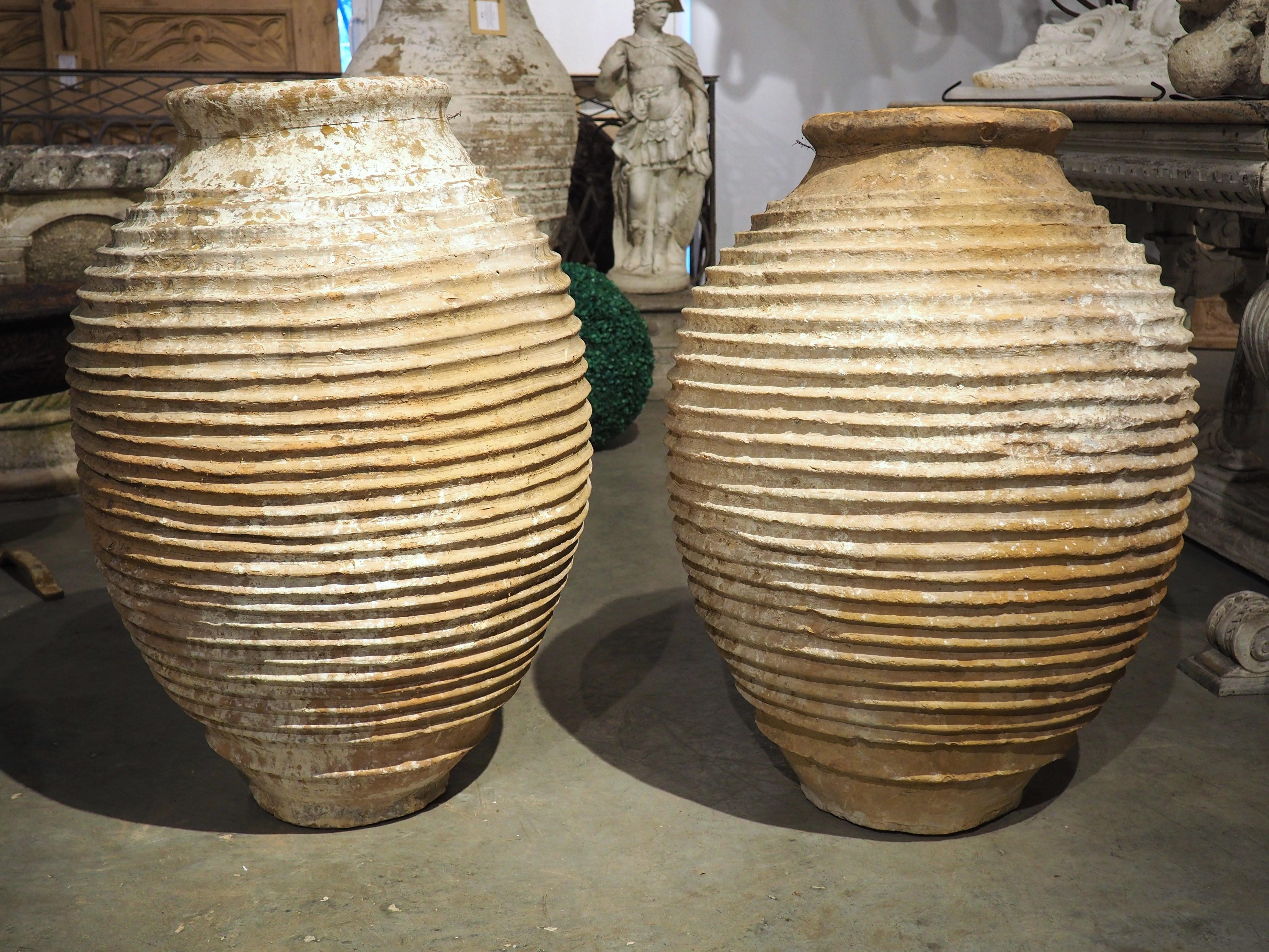 Paire de grands pots à huile grecs anciens d'olivier de la région du Peloponnèse, 19e siècle en vente 8