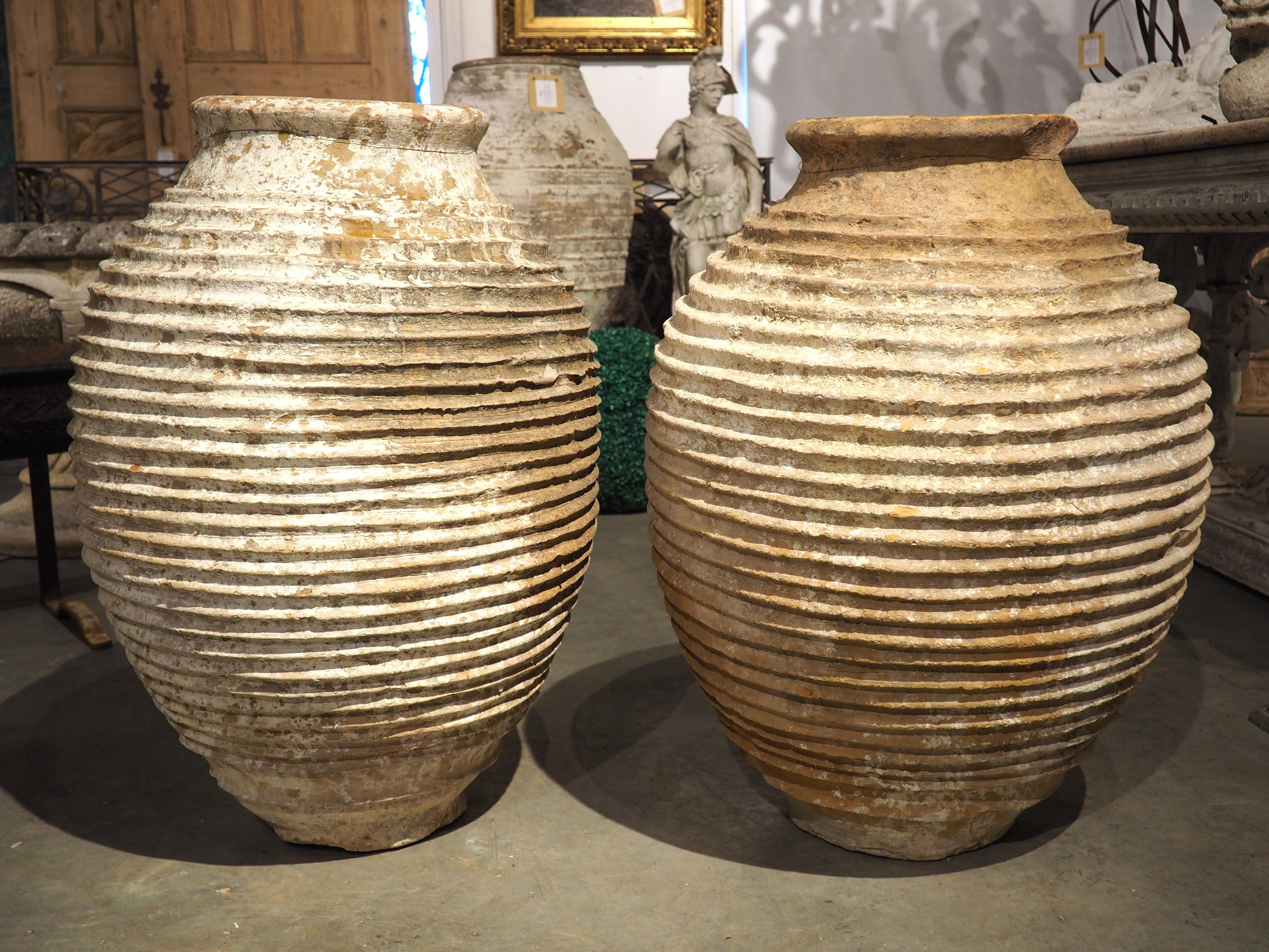 Paire de grands pots à huile grecs anciens d'olivier de la région du Peloponnèse, 19e siècle en vente 9