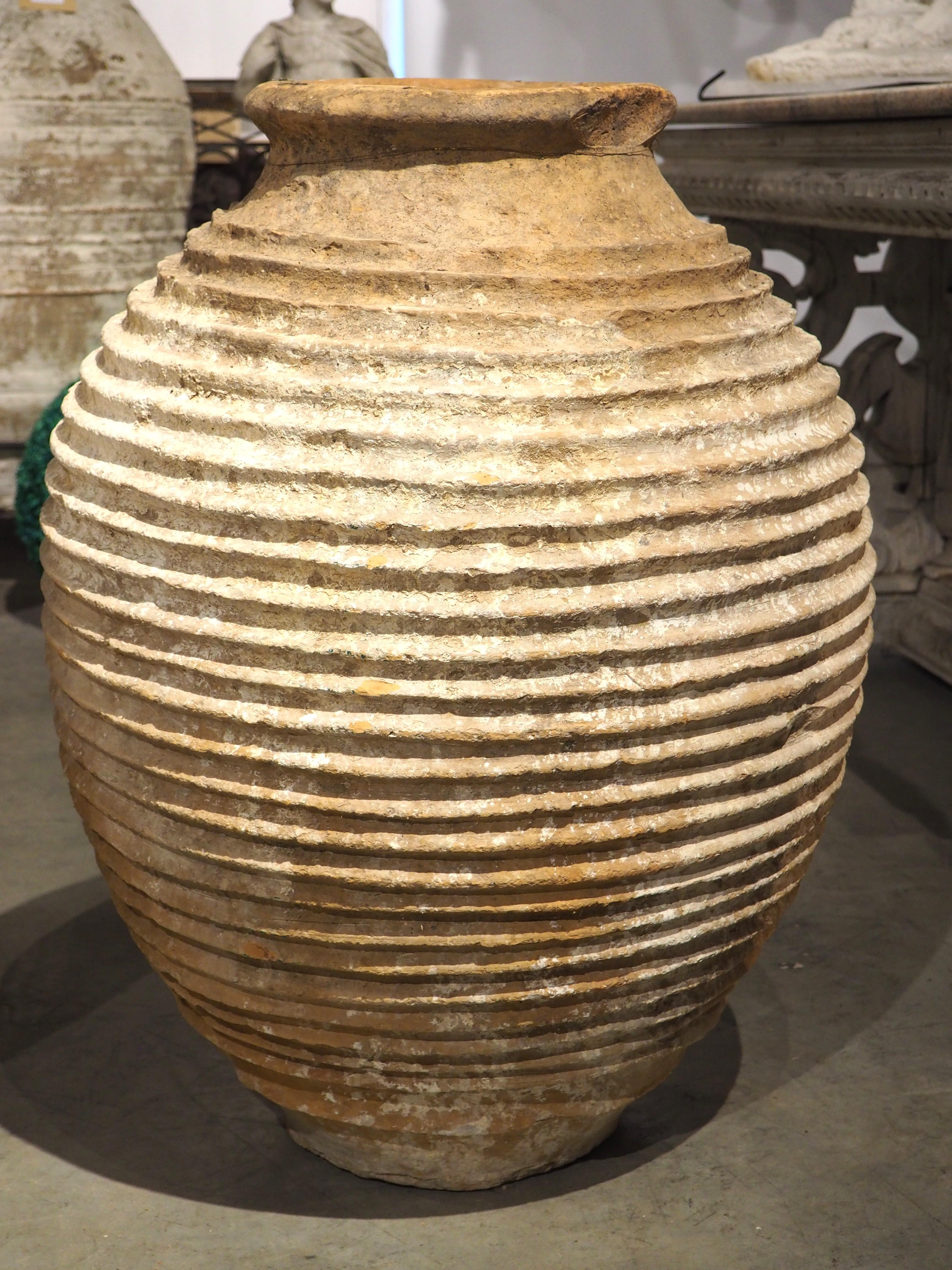 XIXe siècle Paire de grands pots à huile grecs anciens d'olivier de la région du Peloponnèse, 19e siècle en vente