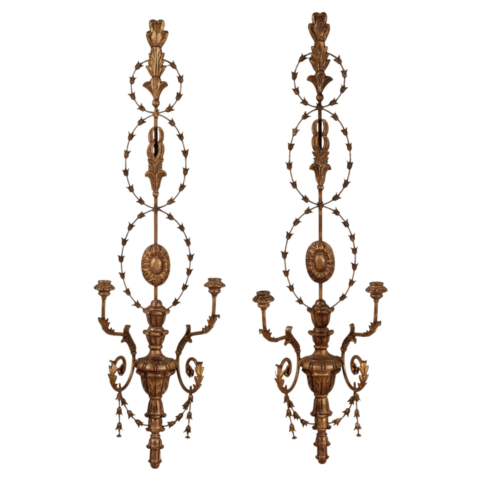 Coppia di grandi lampade da parete neoclassiche italiane in legno dorato e metallo