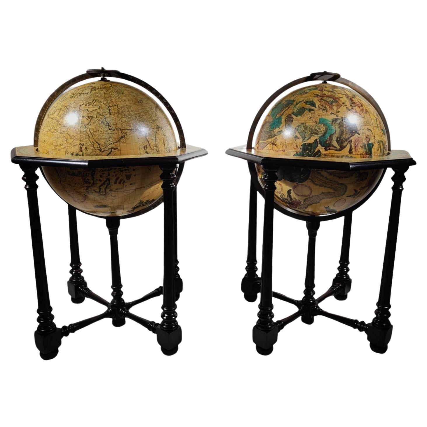 Paire de grands globes italiens anciens 