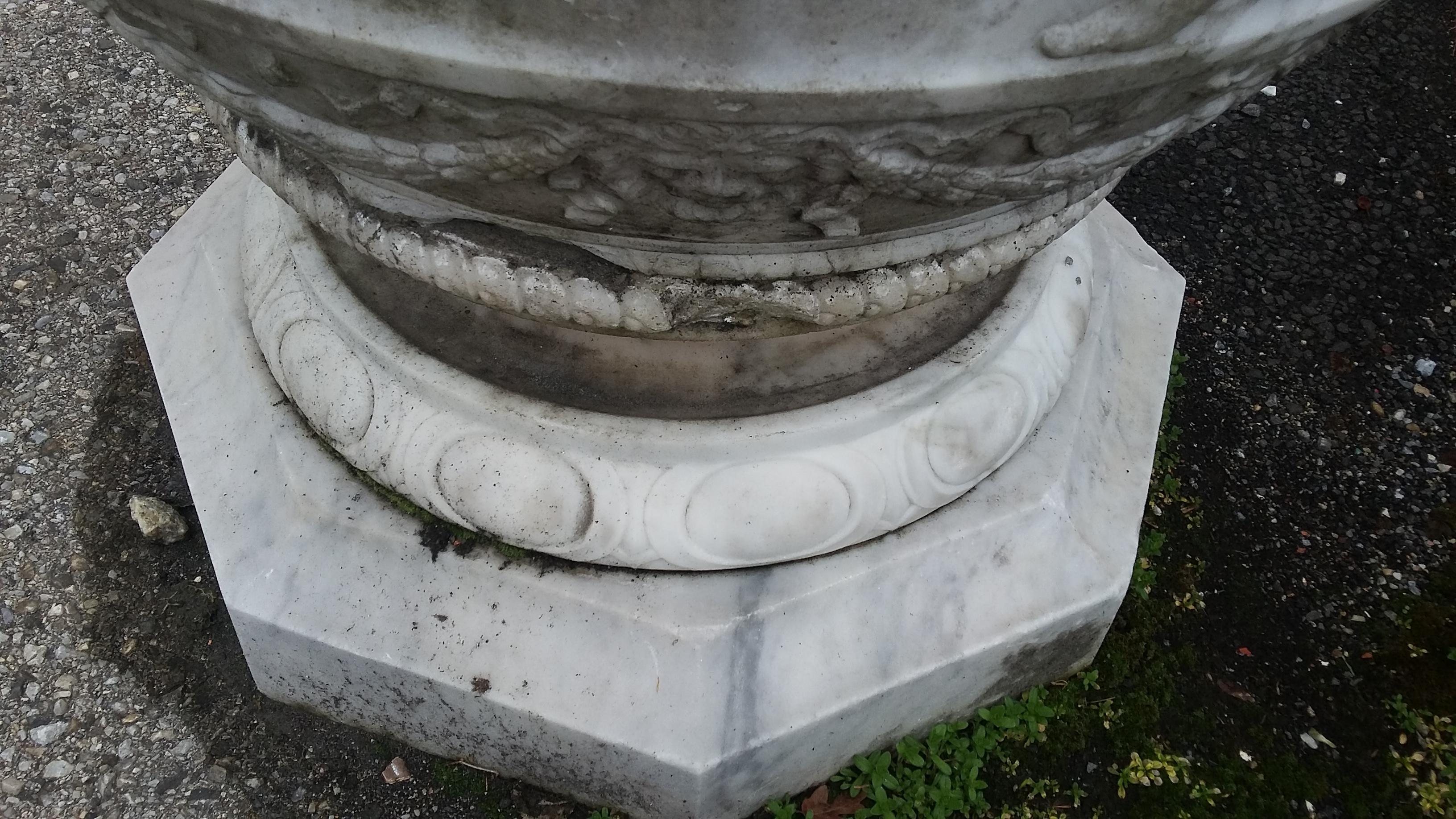 Coppia di grandi urne antiche in marmo con cherubini danzanti in vendita 5