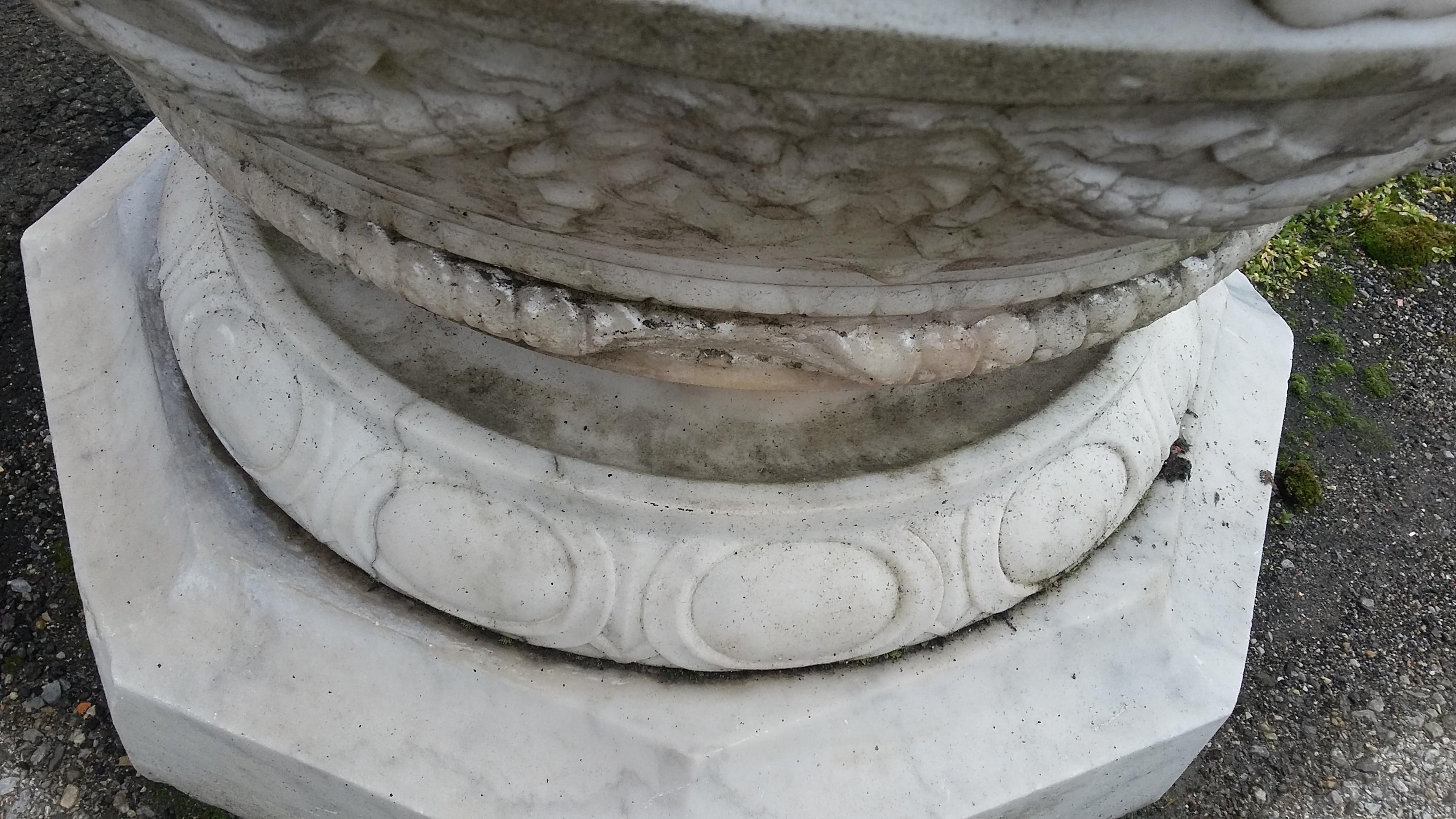 Paire de grandes urnes italiennes anciennes en marbre avec chérubins dansant en vente 8