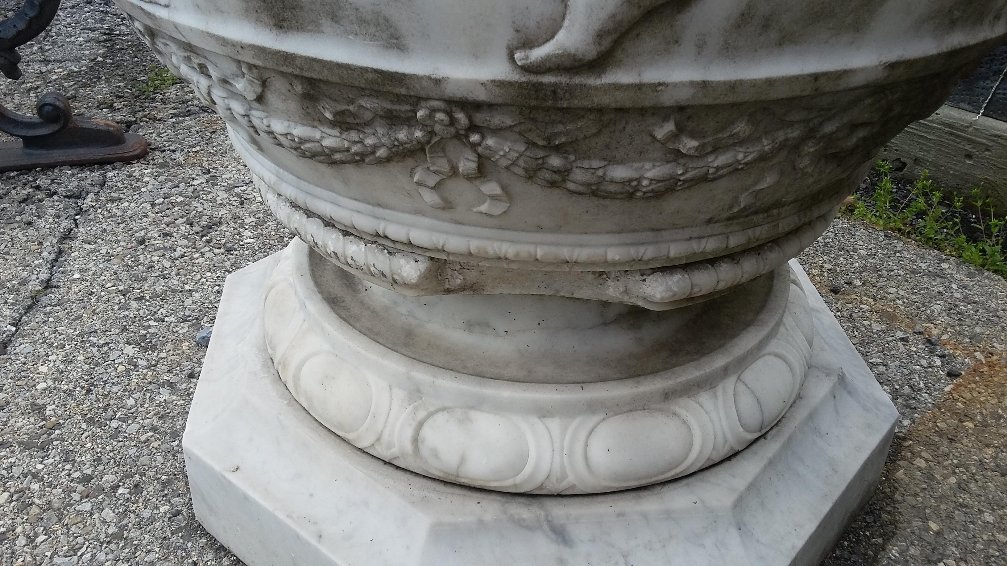 Paire de grandes urnes italiennes anciennes en marbre avec chérubins dansant en vente 10