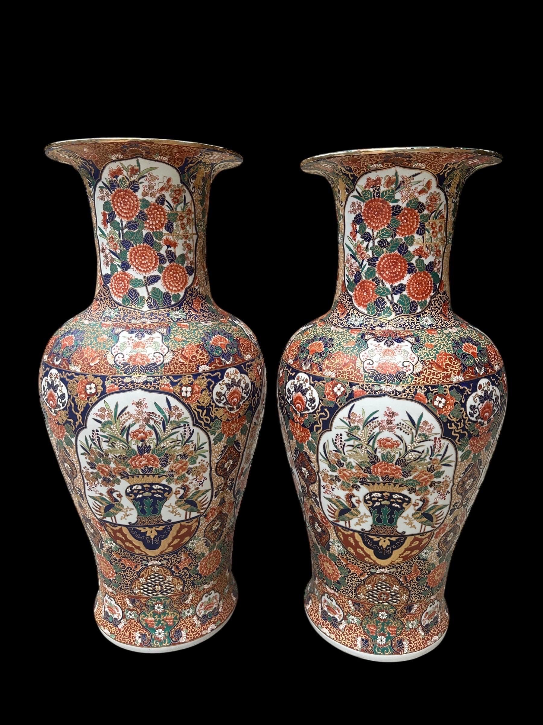 Paire de grands vases anciens en porcelaine Imari Porcelain du Japon en vente 2