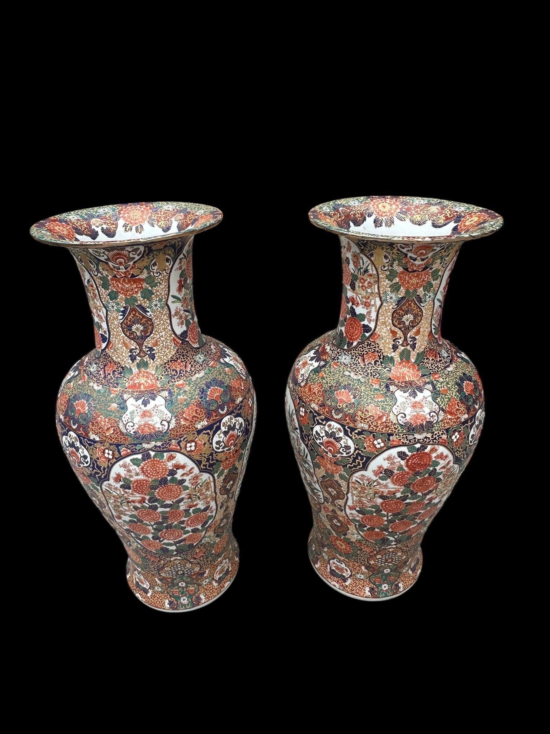 Paire de grands vases anciens en porcelaine Imari Porcelain du Japon en vente 4