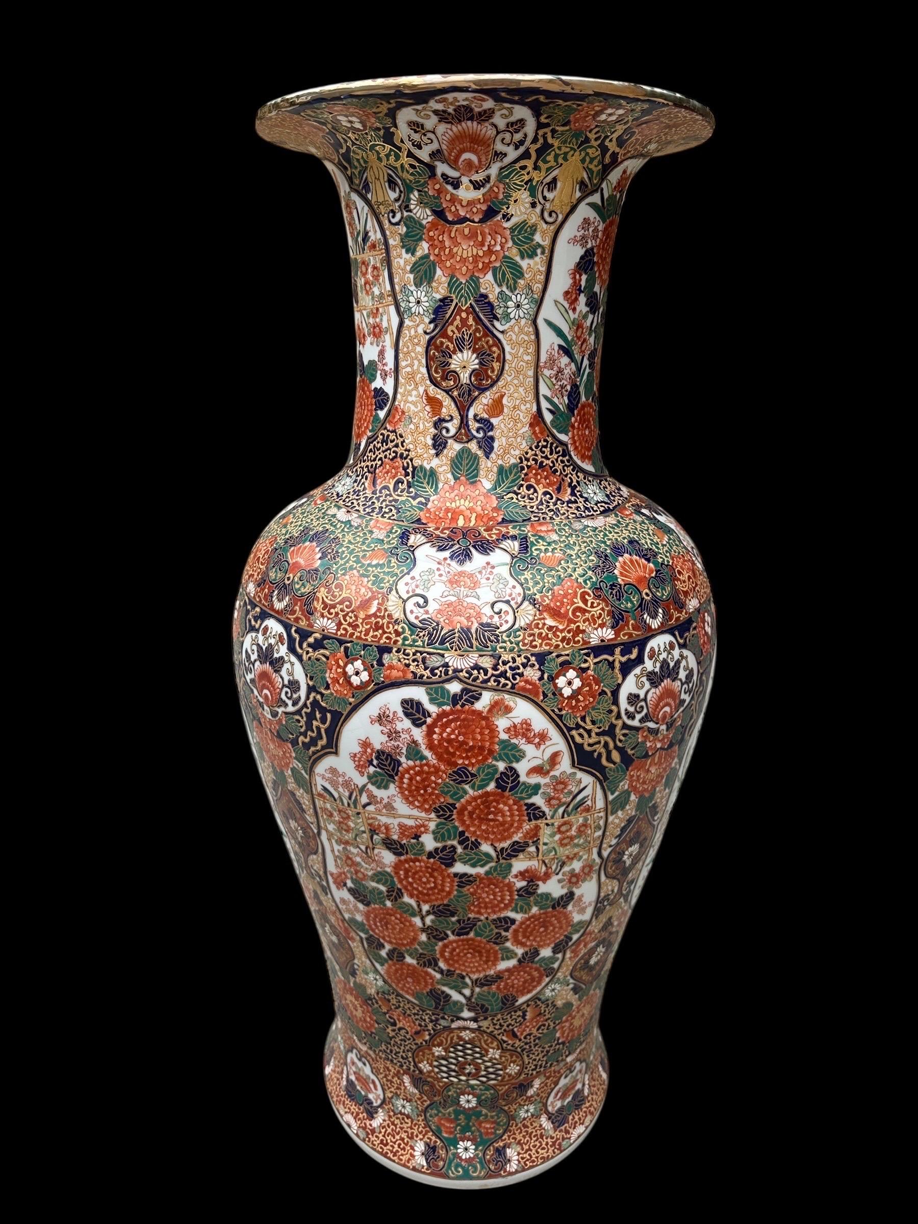 Paire de grands vases anciens en porcelaine Imari Porcelain du Japon en vente 5
