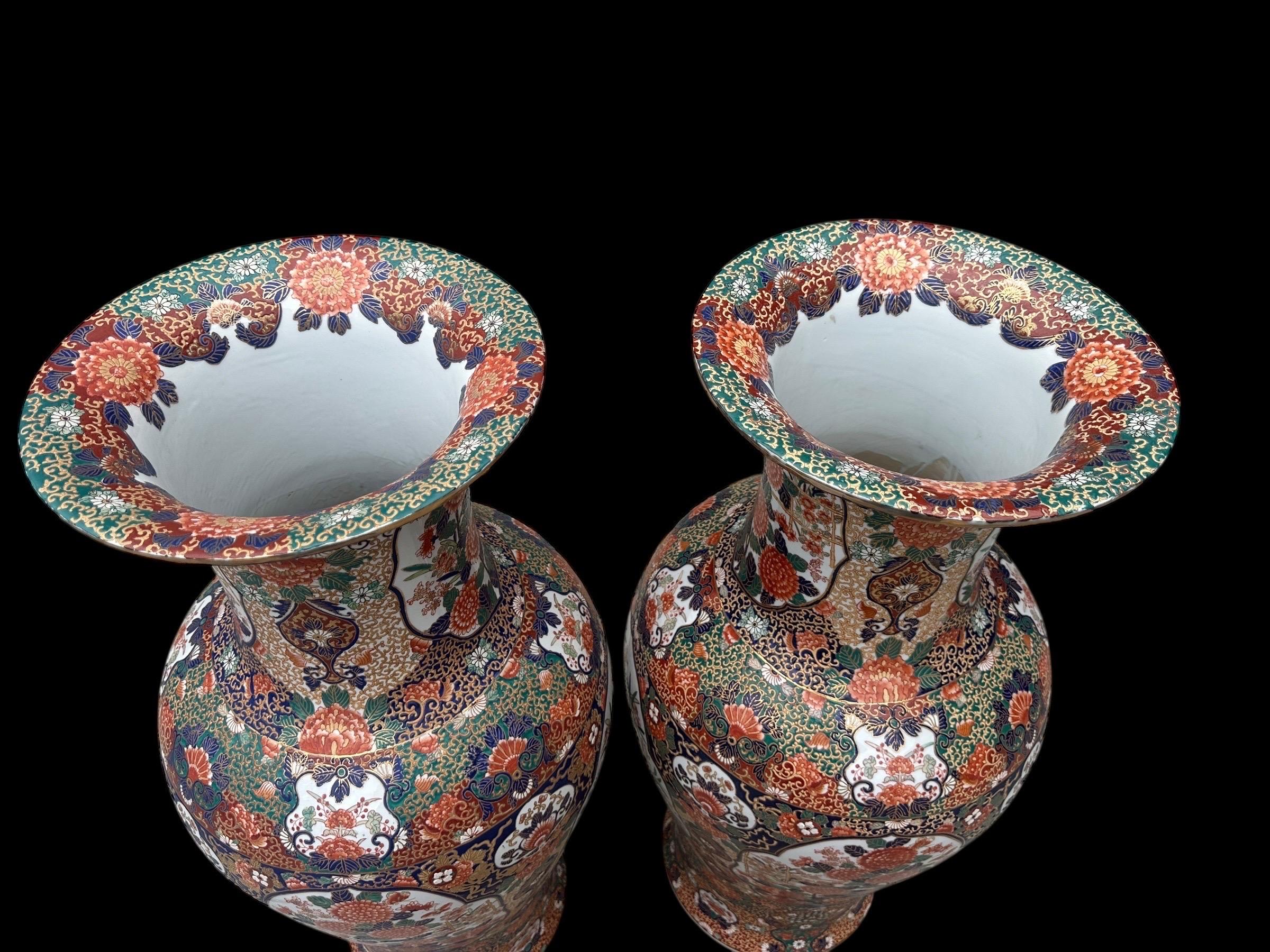 Paire de grands vases anciens en porcelaine Imari Porcelain du Japon en vente 6