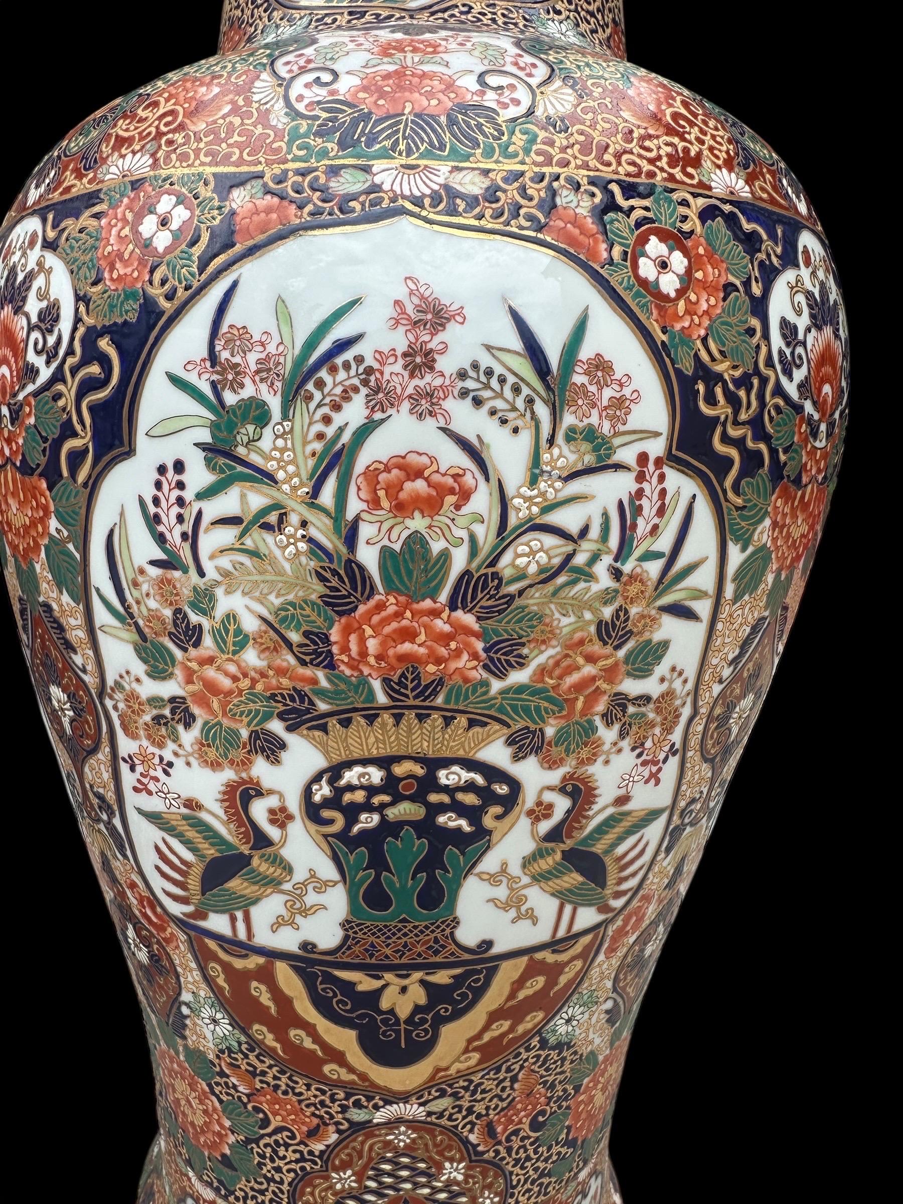 Paire de grands vases anciens en porcelaine Imari Porcelain du Japon en vente 7