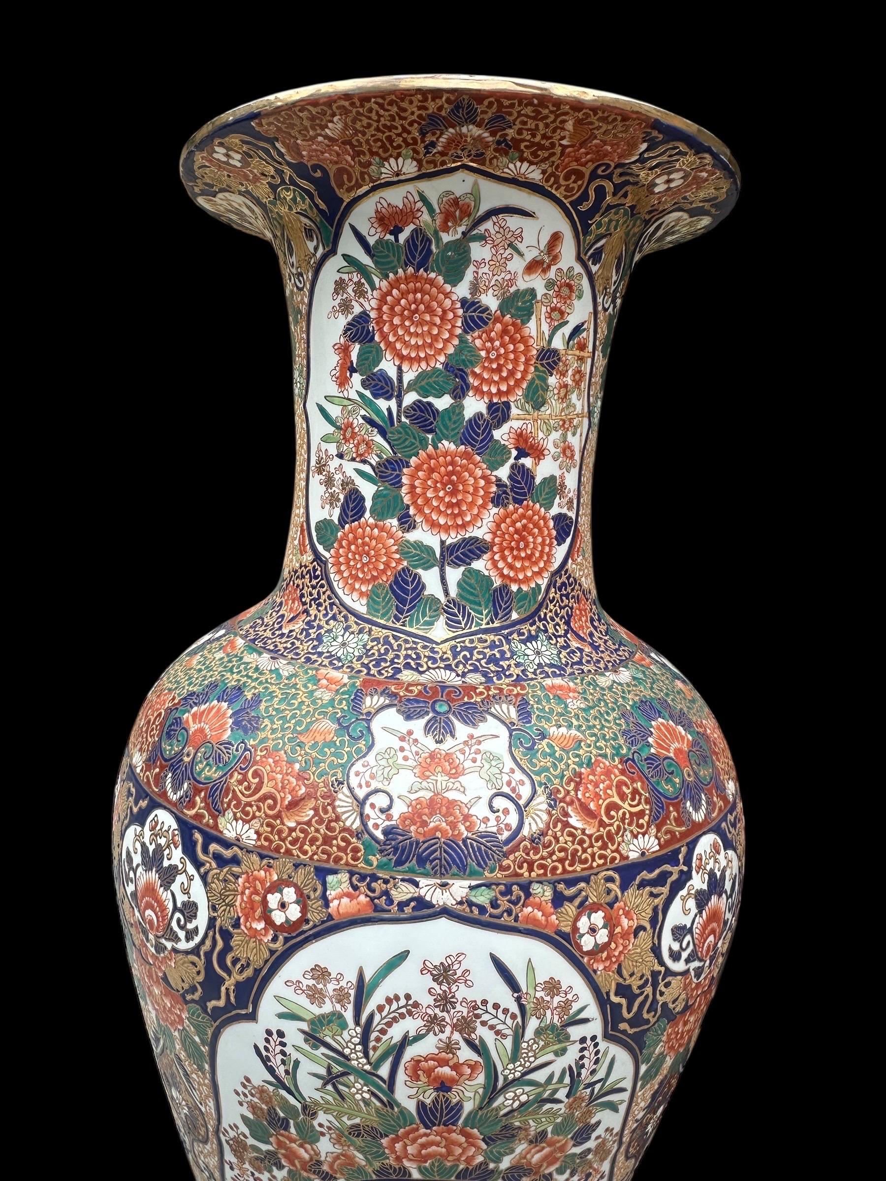 Paire de grands vases anciens en porcelaine Imari Porcelain du Japon en vente 8