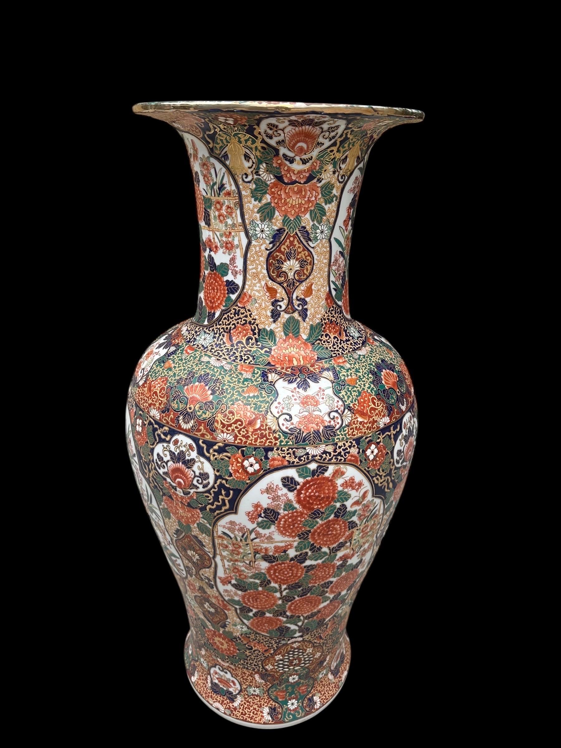 Paire de grands vases anciens en porcelaine Imari Porcelain du Japon en vente 9