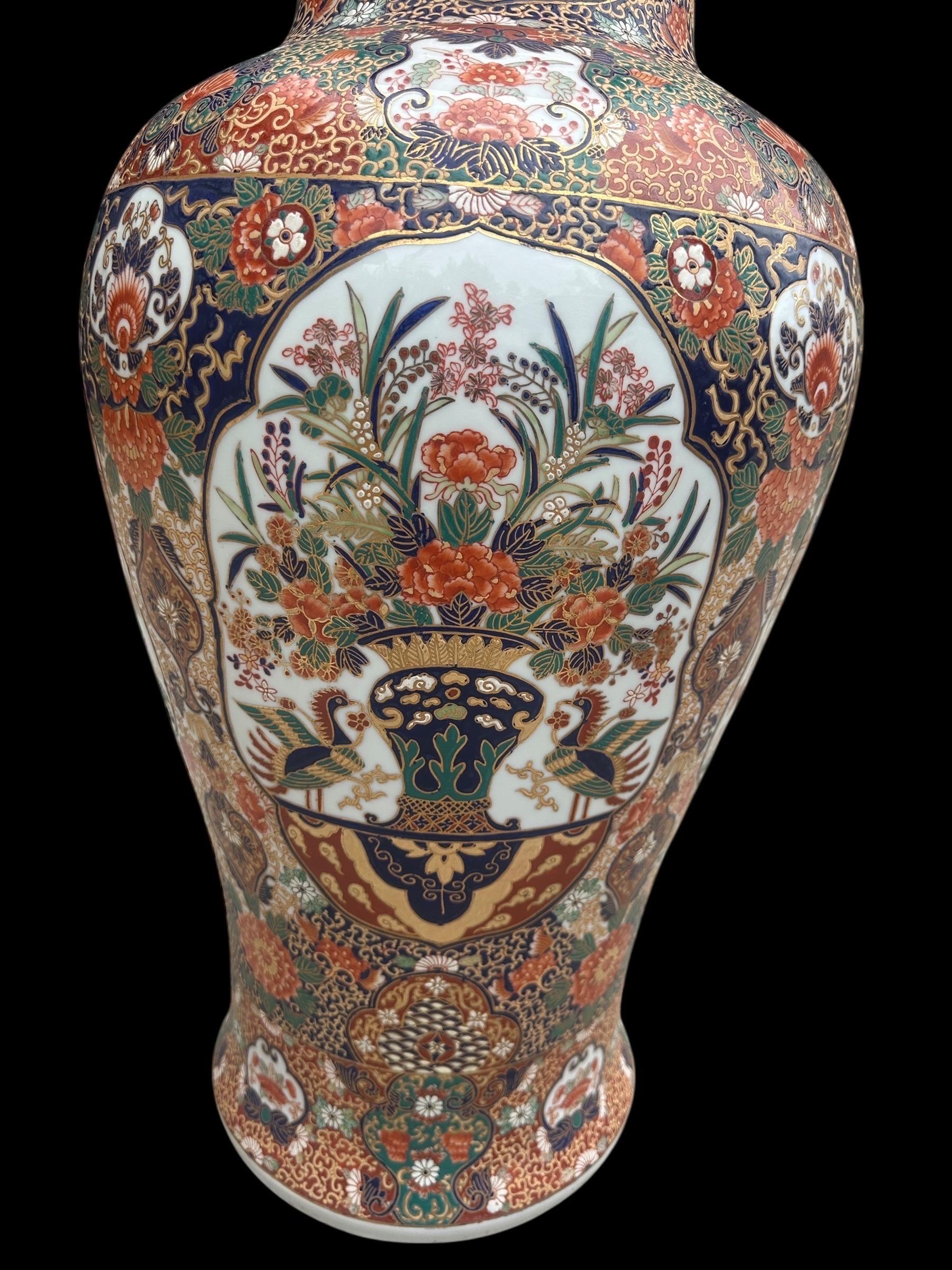 Paire de grands vases anciens en porcelaine Imari Porcelain du Japon en vente 10