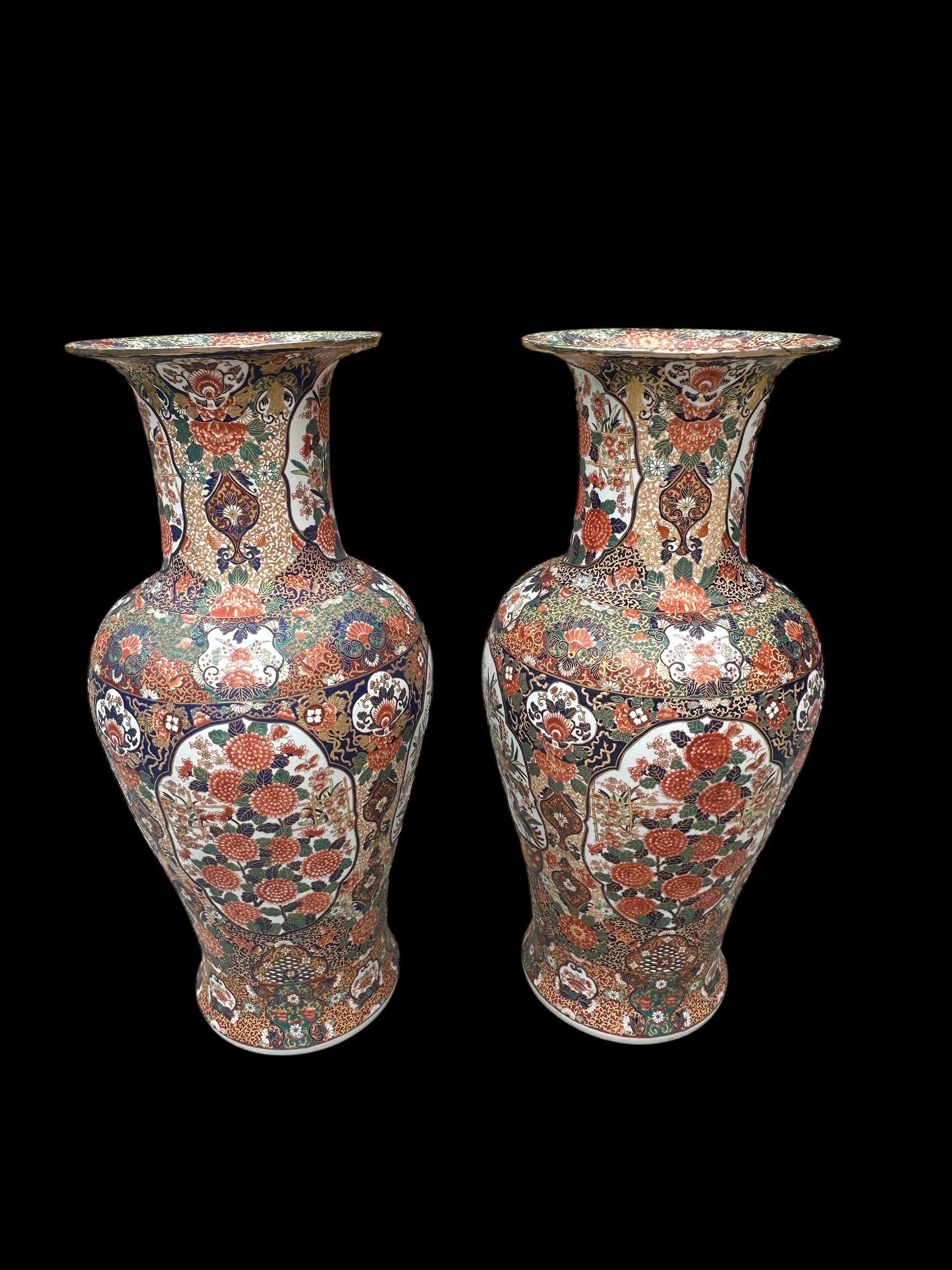 Grands vases japonais en porcelaine Une paire de vases balustres en porcelaine Imari, Japon, Meiji. Décor floral polychrome, très beau, 