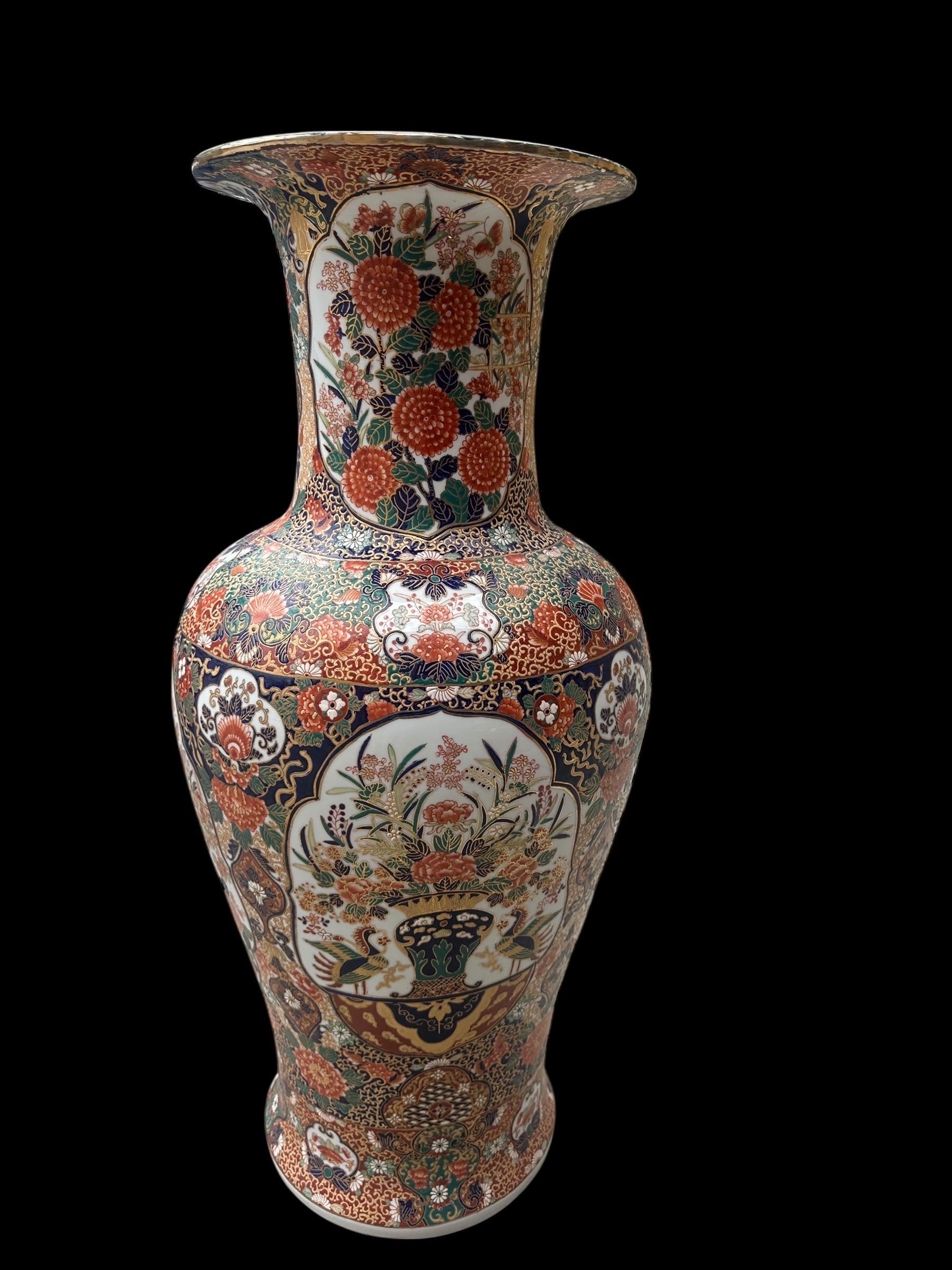 Paire de grands vases anciens en porcelaine Imari Porcelain du Japon en vente 12