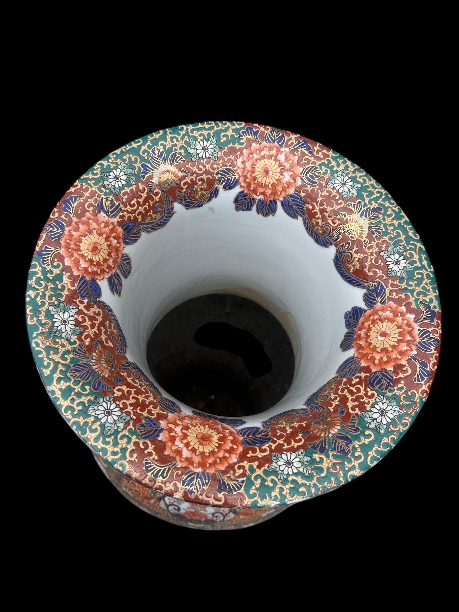 Japonais Paire de grands vases anciens en porcelaine Imari Porcelain du Japon en vente