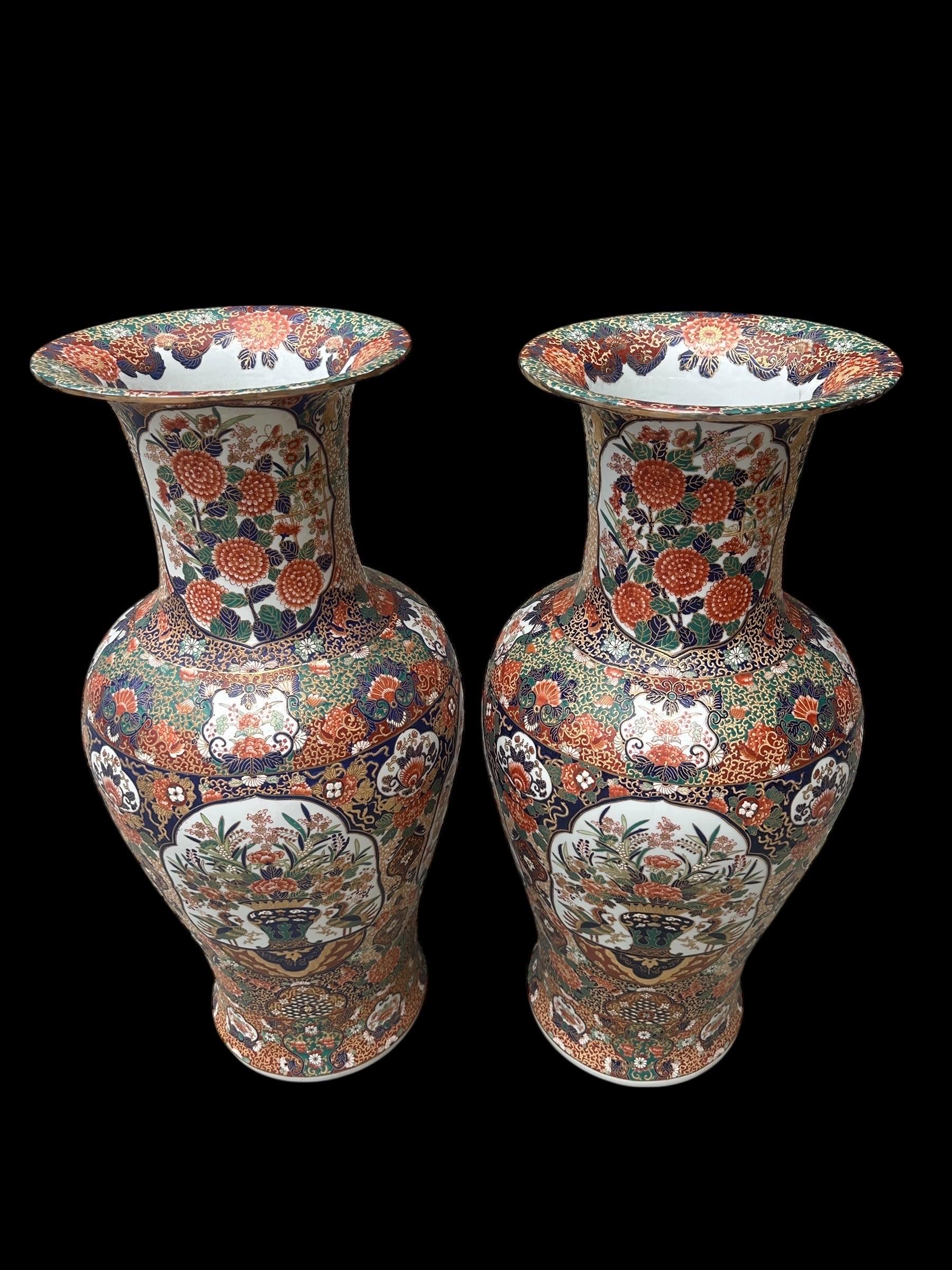 Paire de grands vases anciens en porcelaine Imari Porcelain du Japon Bon état - En vente à Brea, CA