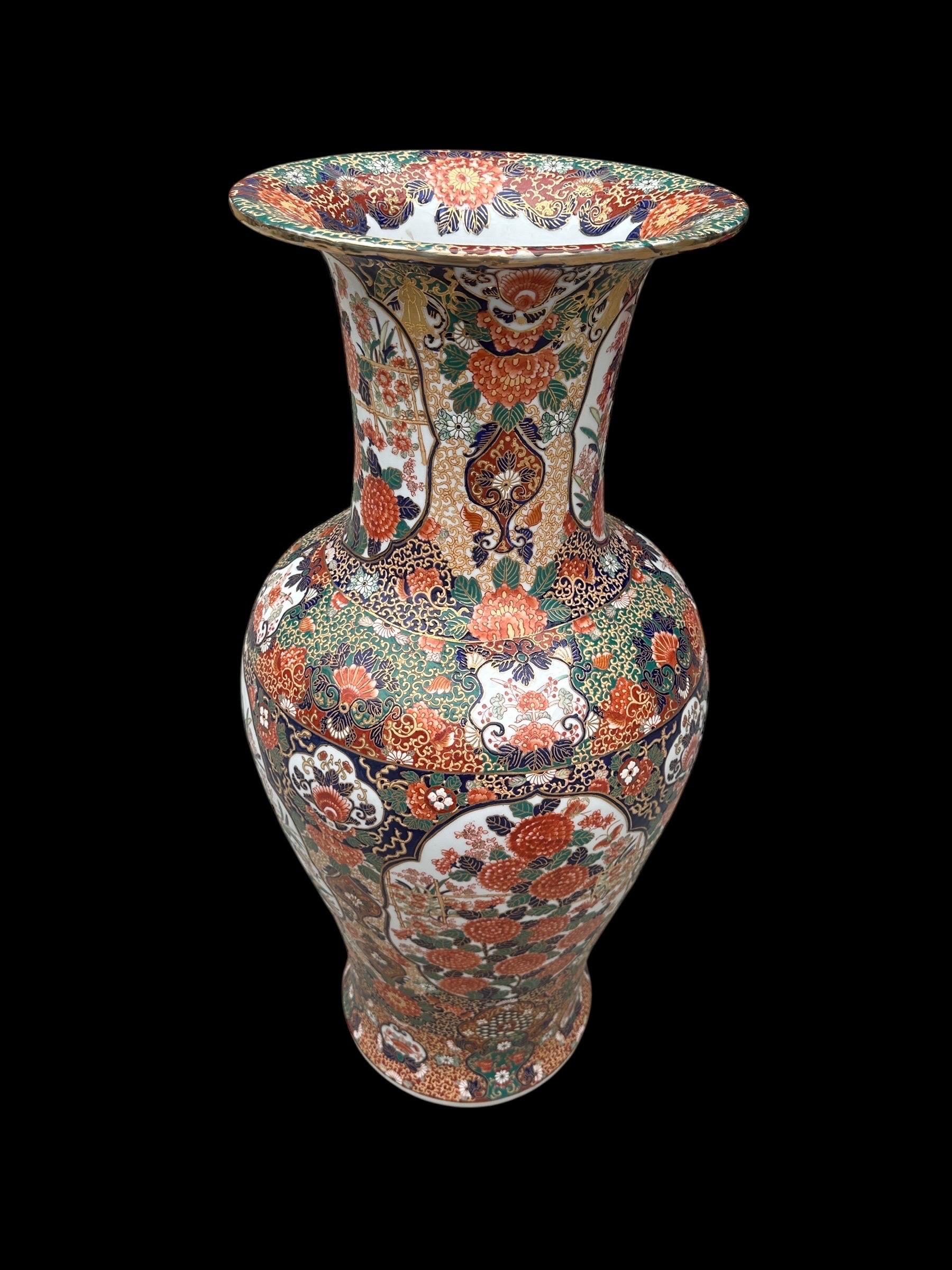 20ième siècle Paire de grands vases anciens en porcelaine Imari Porcelain du Japon en vente