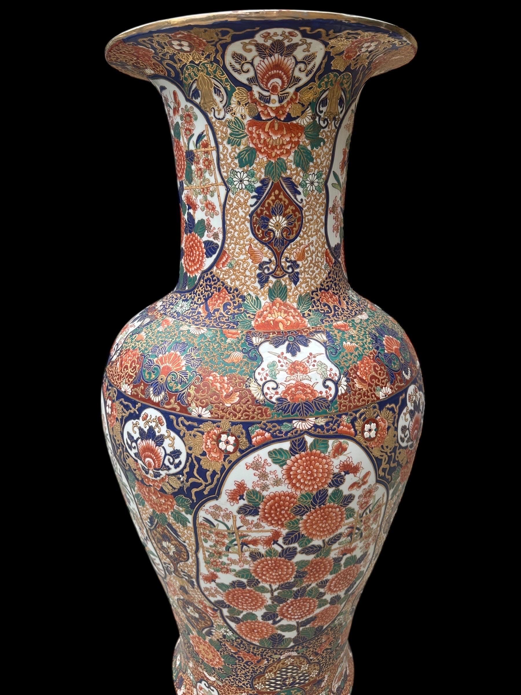 Porcelaine Paire de grands vases anciens en porcelaine Imari Porcelain du Japon en vente