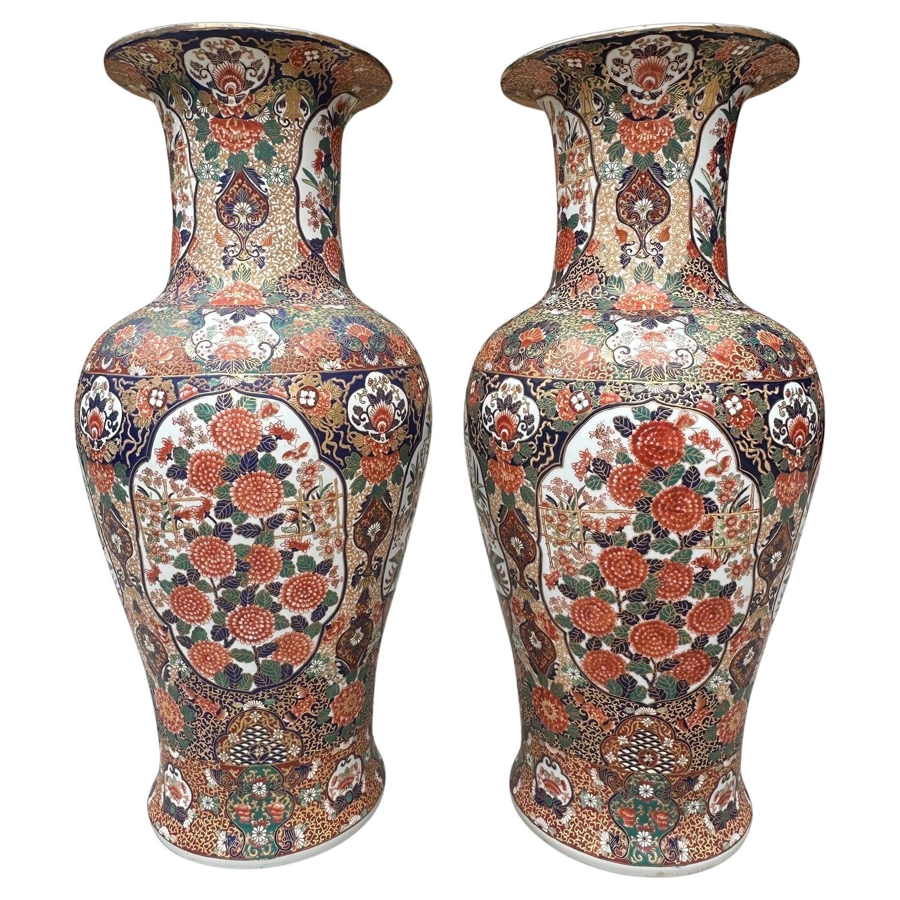 Coppia di grandi vasi antichi in porcellana giapponese Imari Porcelain