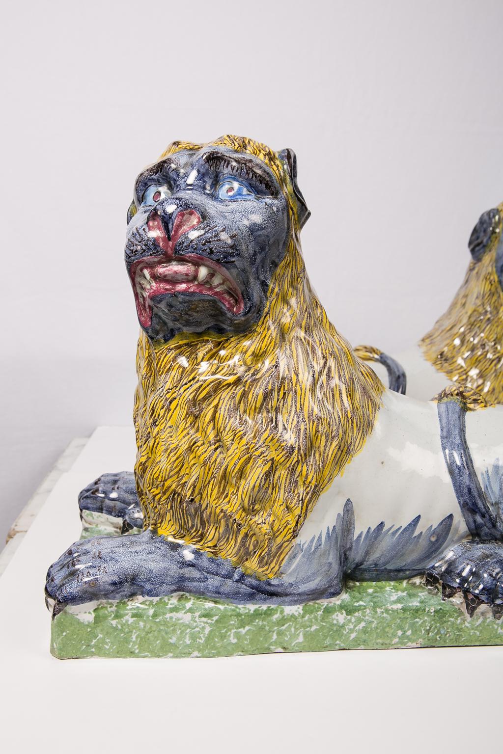 Paar große antike Luneville-Löwen, hergestellt um 1800 im Angebot 1